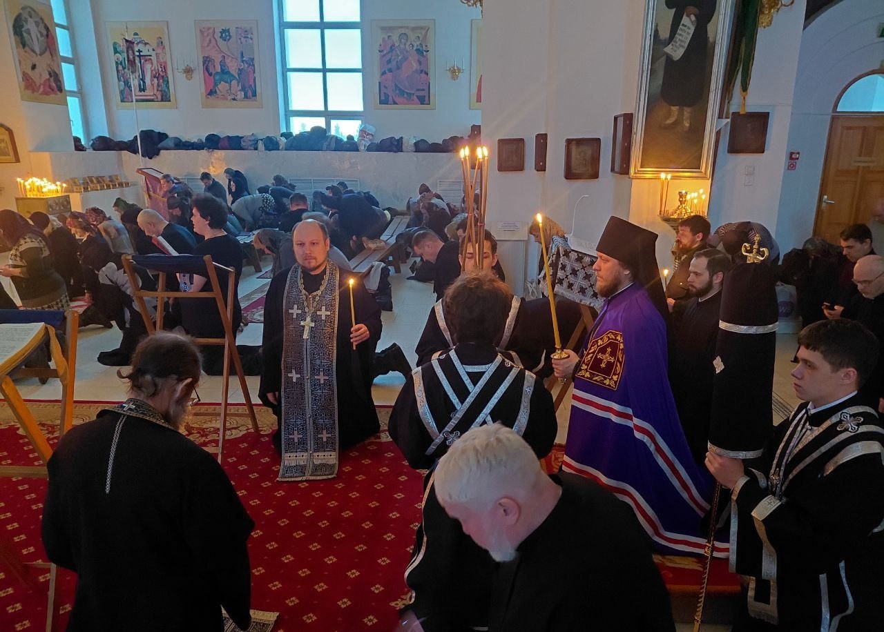 ВЕЛИКОЕ ПОВЕЧЕРИЕ В СЕРАФИМОВСКОМ КАФЕДРАЛЬНОМ СОБОРЕ