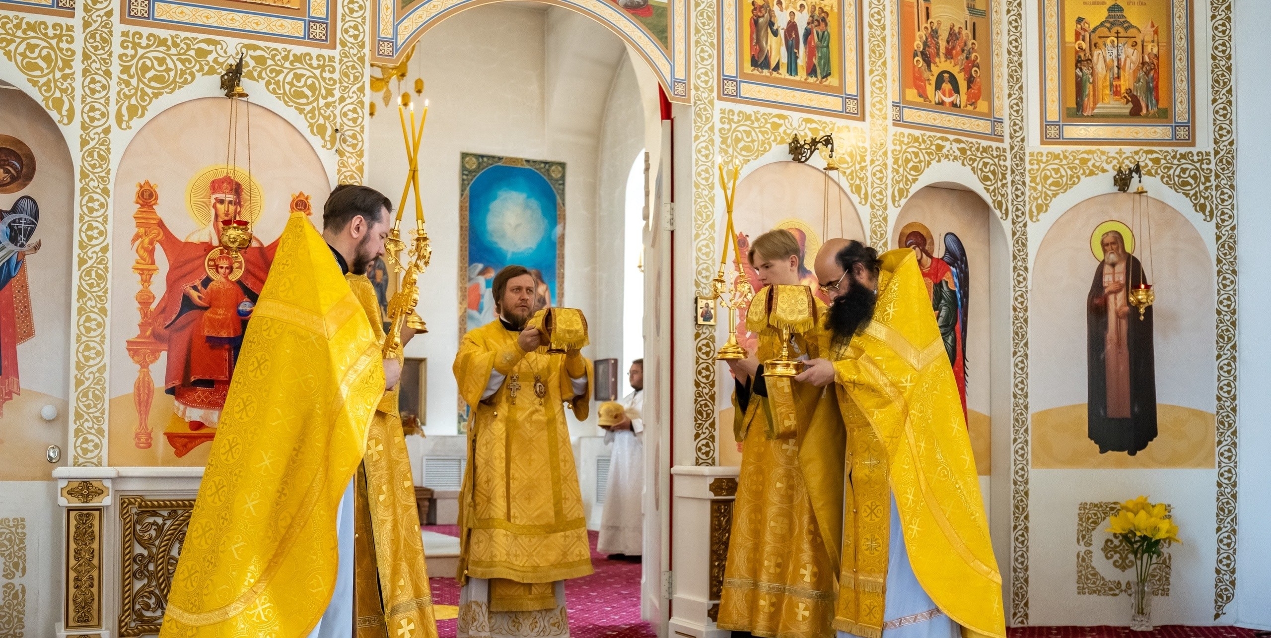 БОГОСЛУЖЕНИЕ В СЕРАФИМОВСКОМ КАФЕДРАЛЬНОМ СОБОРЕ