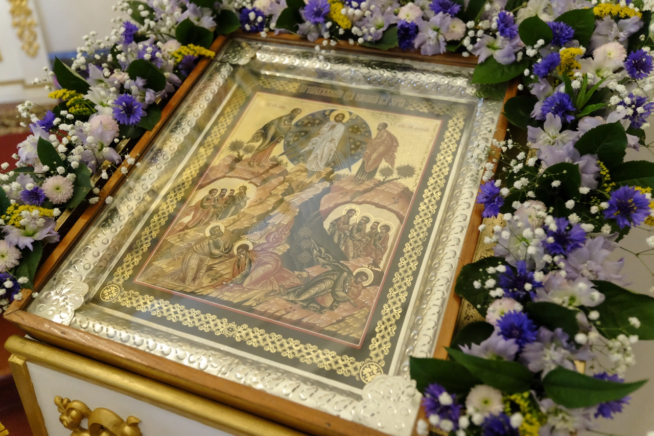 Литургия в Серафимовском кафедральном соборе. Предпразднство Преображения Господня
