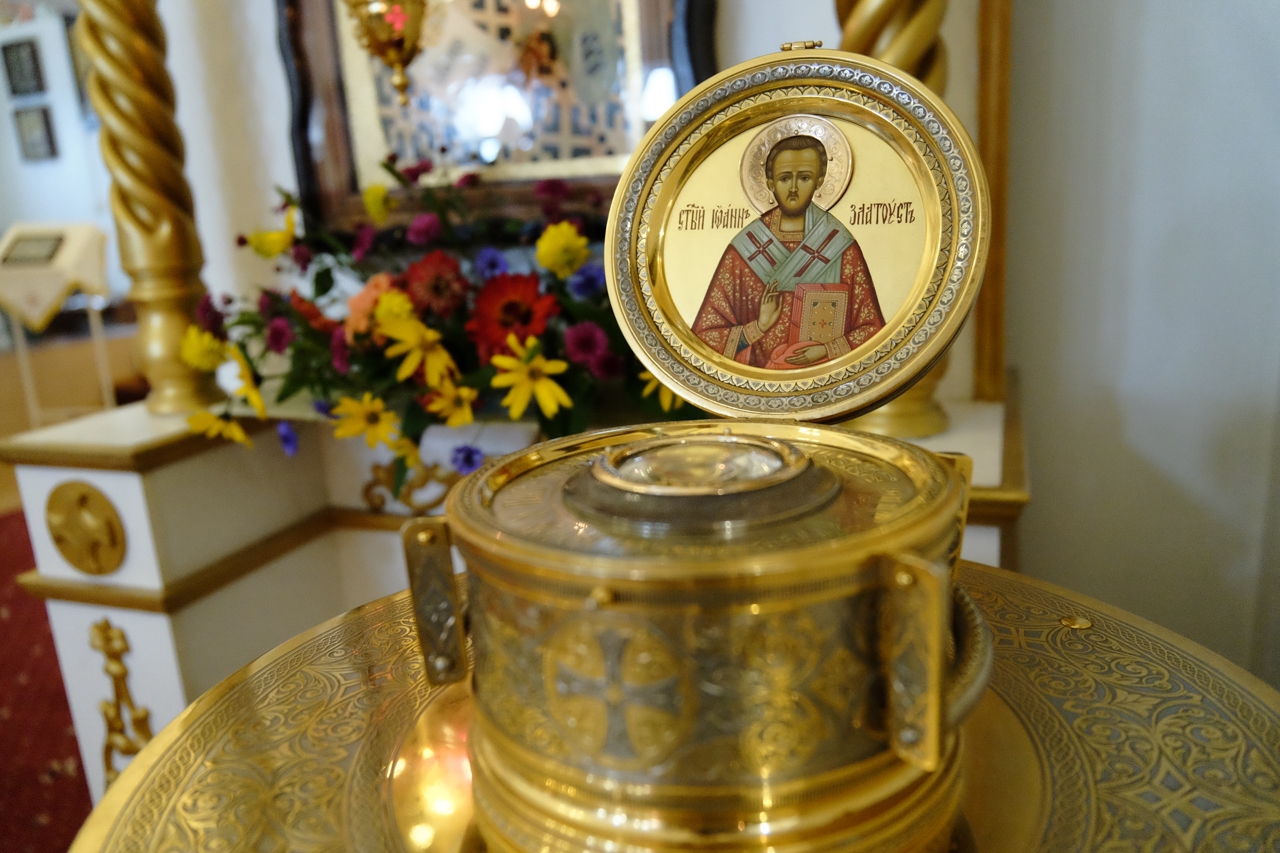 Литургия в Серафимовском кафедральном соборе. Предпразднство Преображения Господня