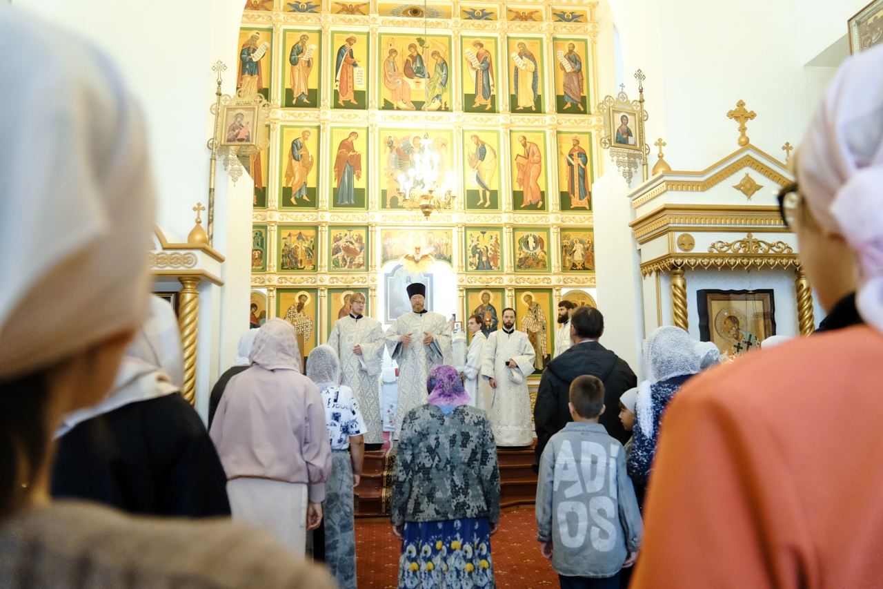Литургия в Серафимовском кафедральном соборе. Предпразднство Преображения Господня