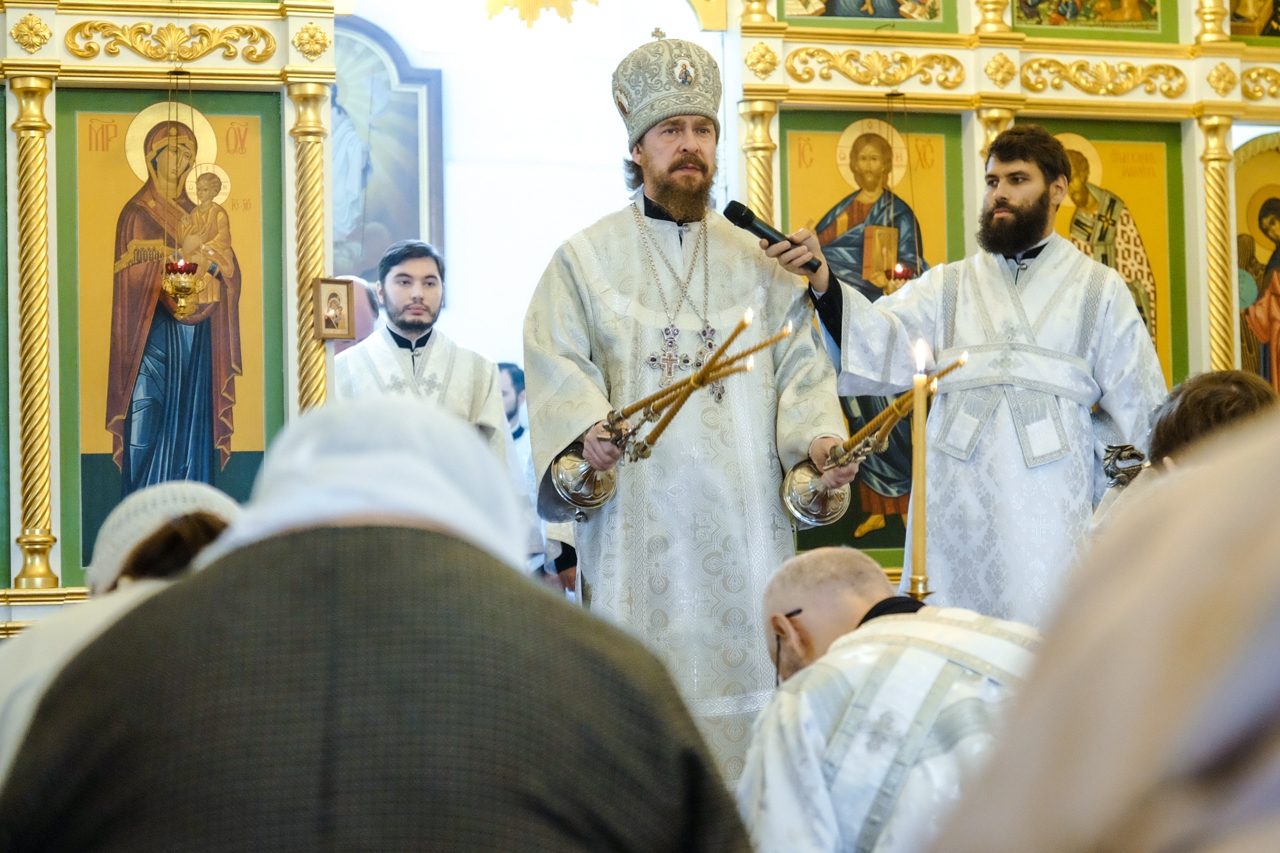 Литургия в Серафимовском кафедральном соборе. Предпразднство Преображения Господня