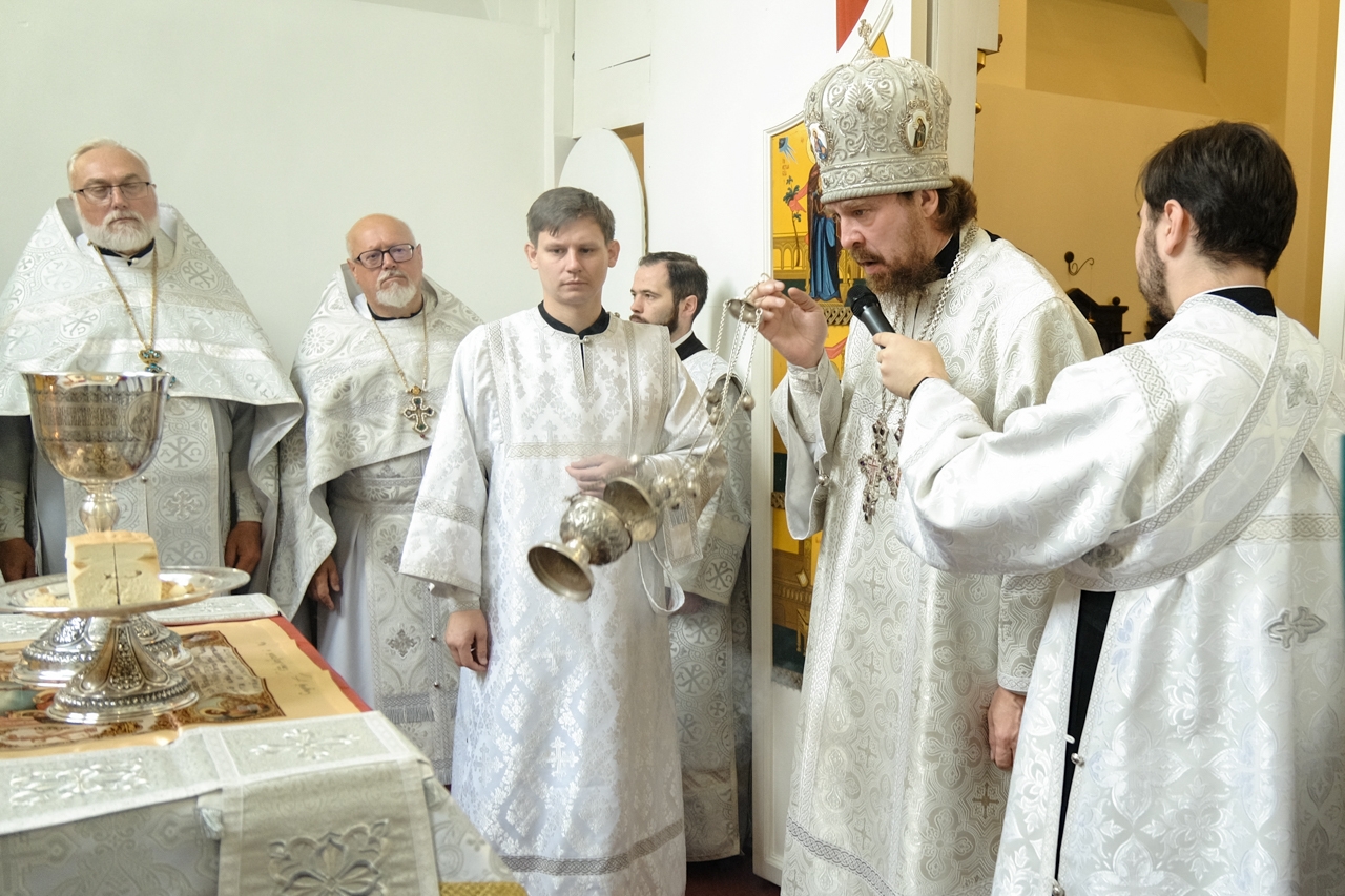 Литургия в Серафимовском кафедральном соборе. Предпразднство Преображения Господня