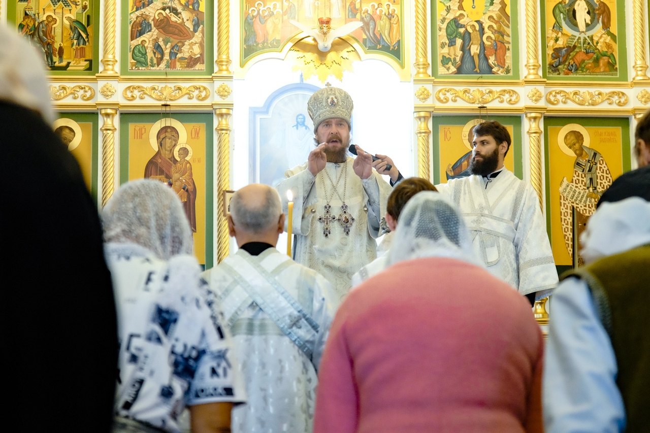 Литургия в Серафимовском кафедральном соборе. Предпразднство Преображения Господня
