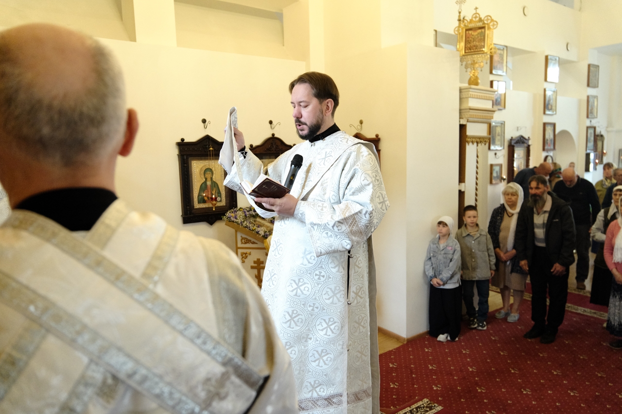 Литургия в Серафимовском кафедральном соборе. Предпразднство Преображения Господня