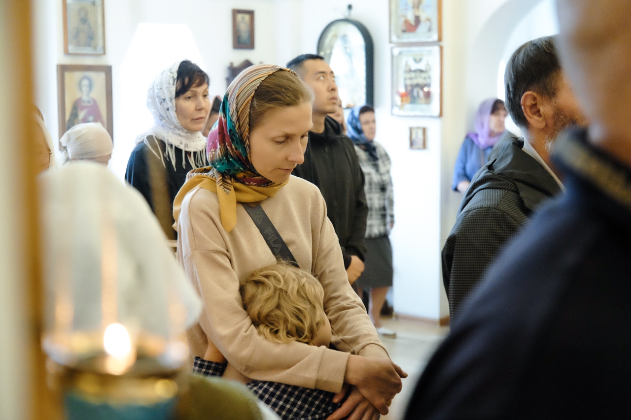 Литургия в Серафимовском кафедральном соборе. Предпразднство Преображения Господня