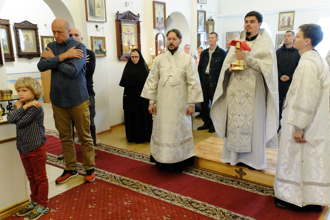 Литургия в Серафимовском кафедральном соборе. Предпразднство Преображения Господня