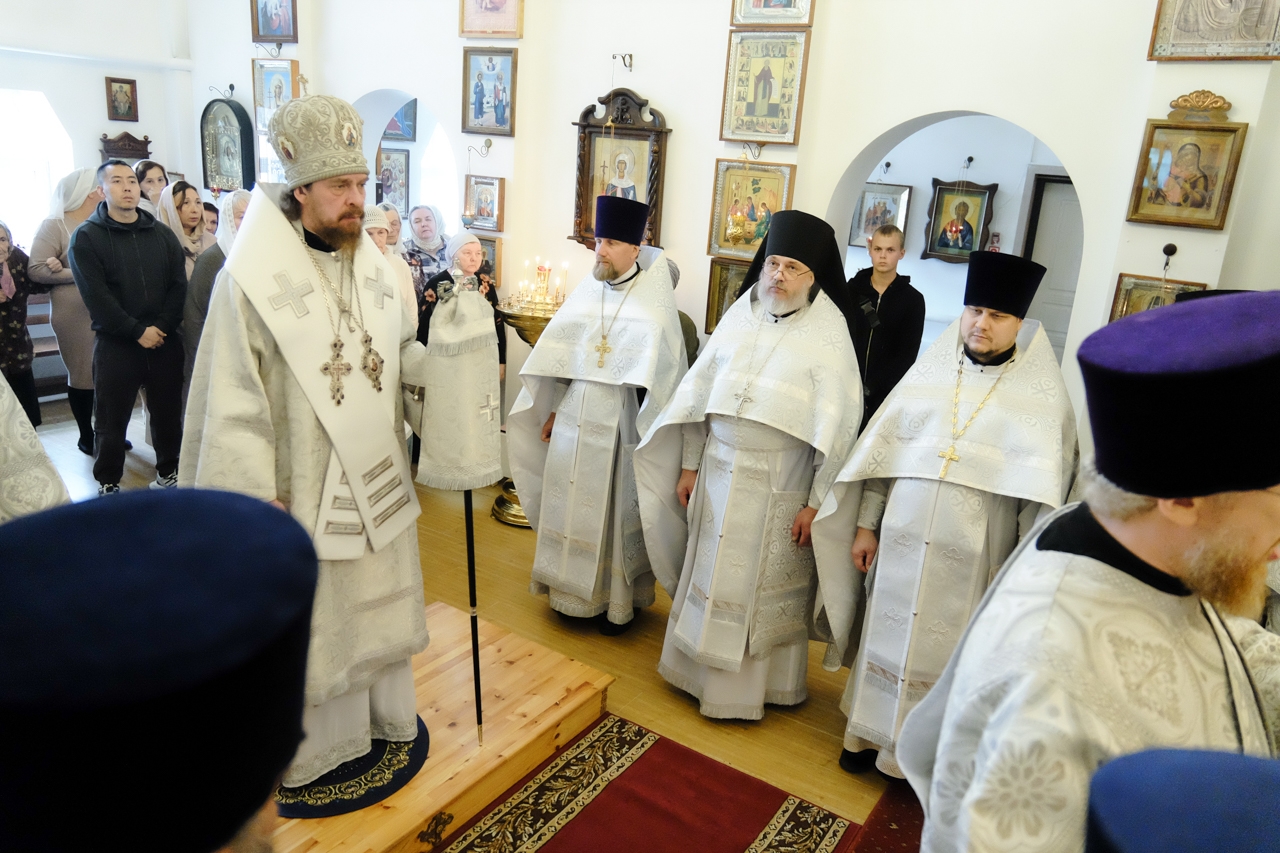 Литургия в Серафимовском кафедральном соборе. Предпразднство Преображения Господня