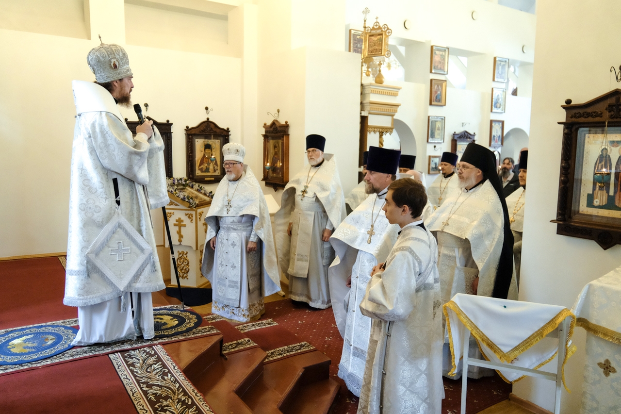 Литургия в Серафимовском кафедральном соборе. Предпразднство Преображения Господня