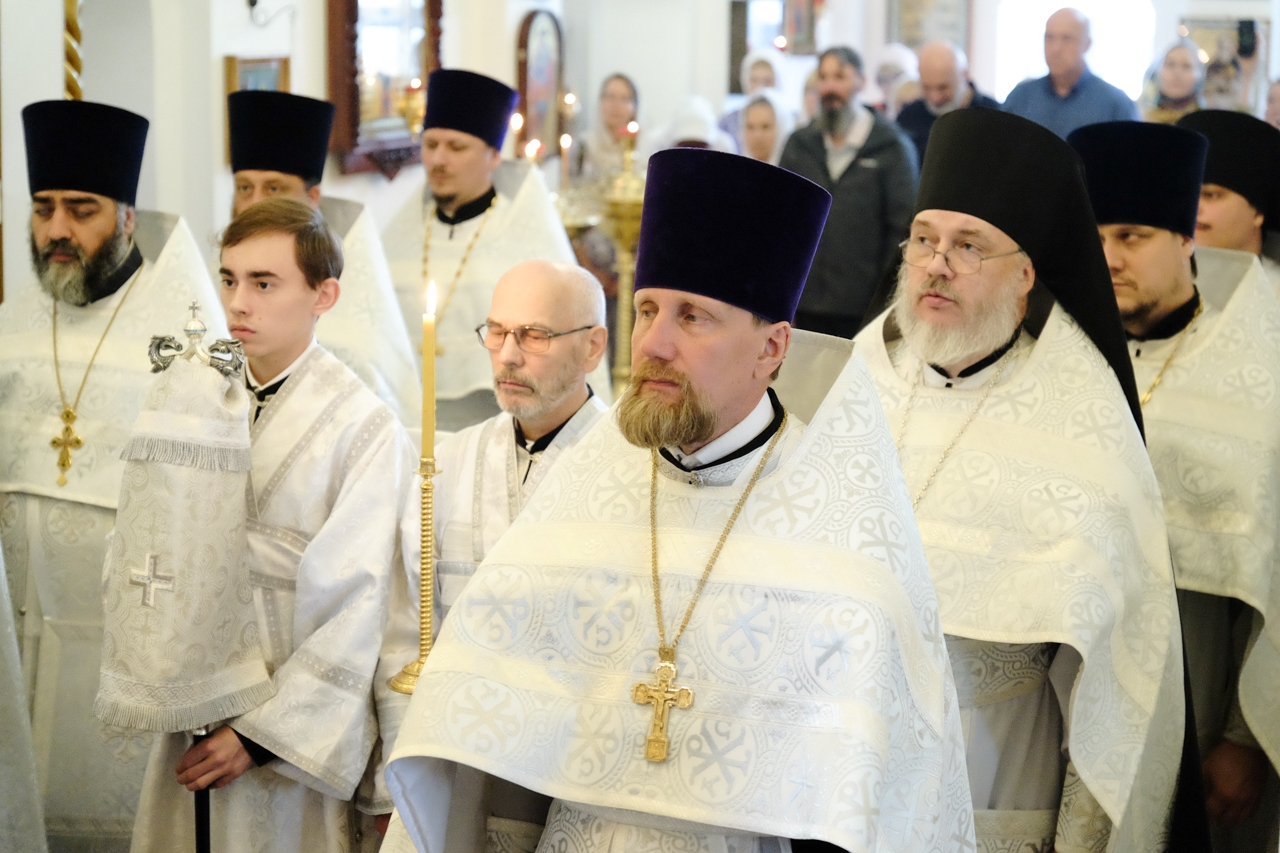 Литургия в Серафимовском кафедральном соборе. Предпразднство Преображения Господня