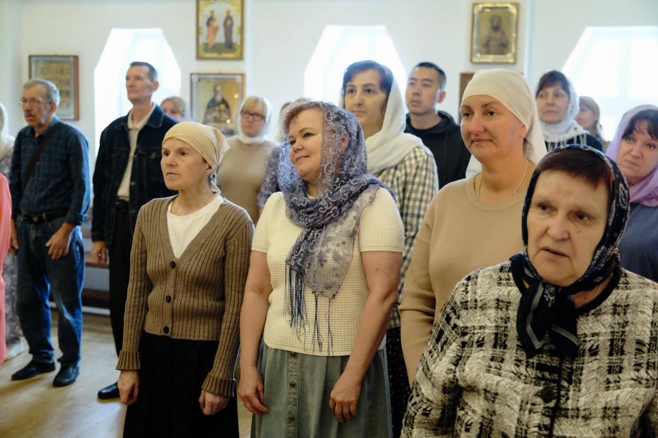 Литургия в Серафимовском кафедральном соборе. Предпразднство Преображения Господня