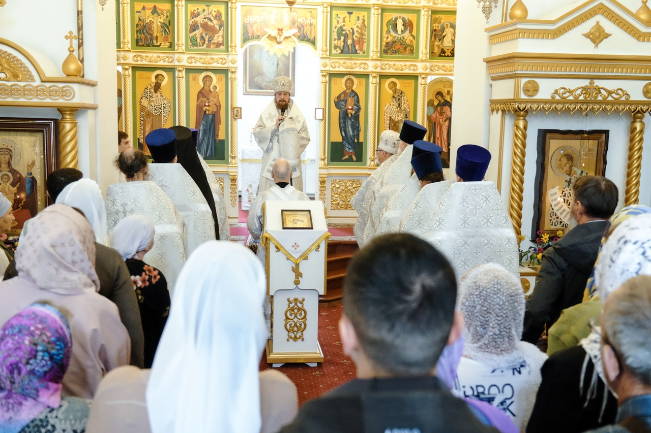 Литургия в Серафимовском кафедральном соборе. Предпразднство Преображения Господня