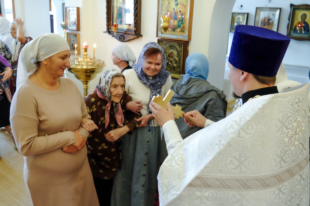 Литургия в Серафимовском кафедральном соборе. Предпразднство Преображения Господня