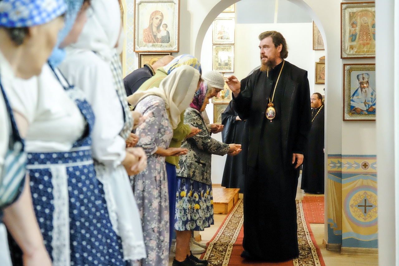 Литургия в Серафимовском кафедральном соборе. Предпразднство Преображения Господня