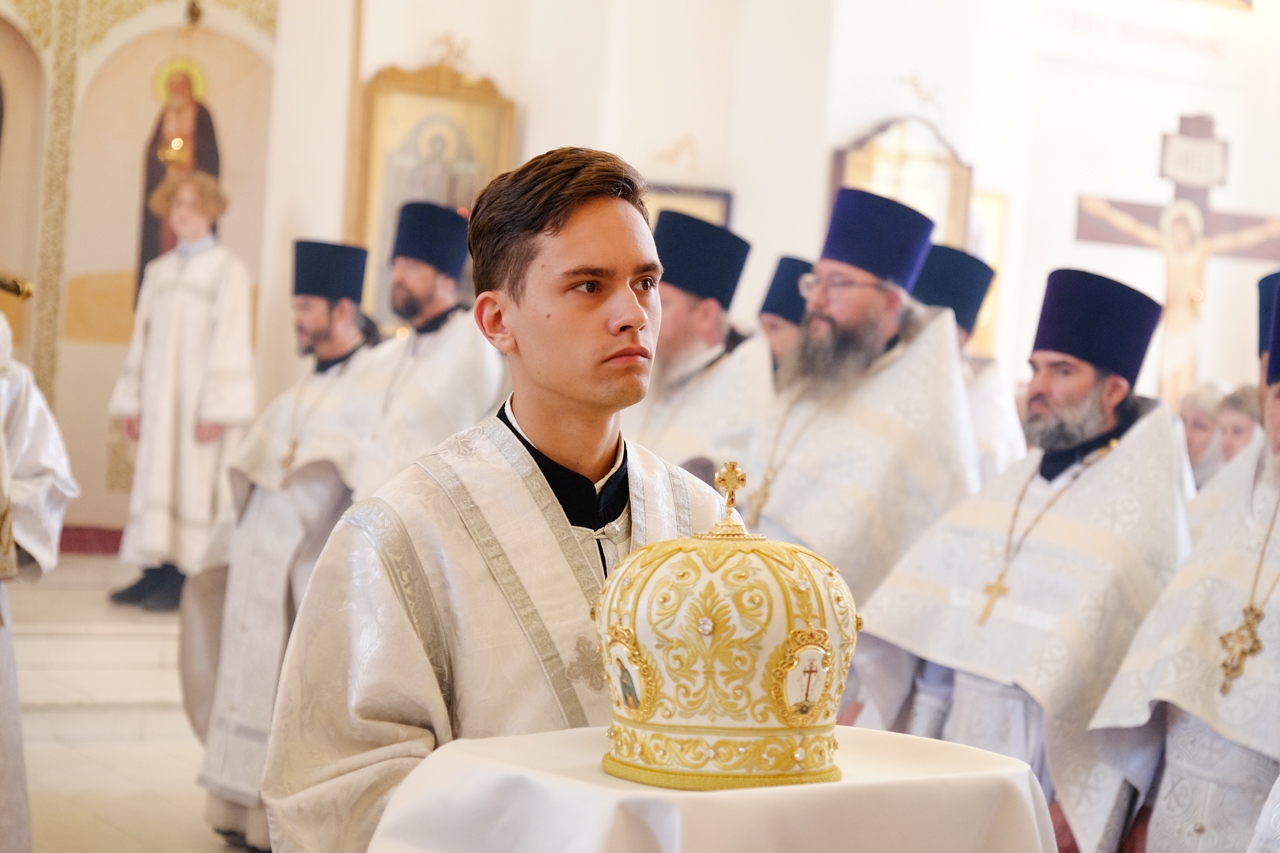 Литургия в Серафимовском кафедральном соборе. Святых отцов семи Вселенских Соборов