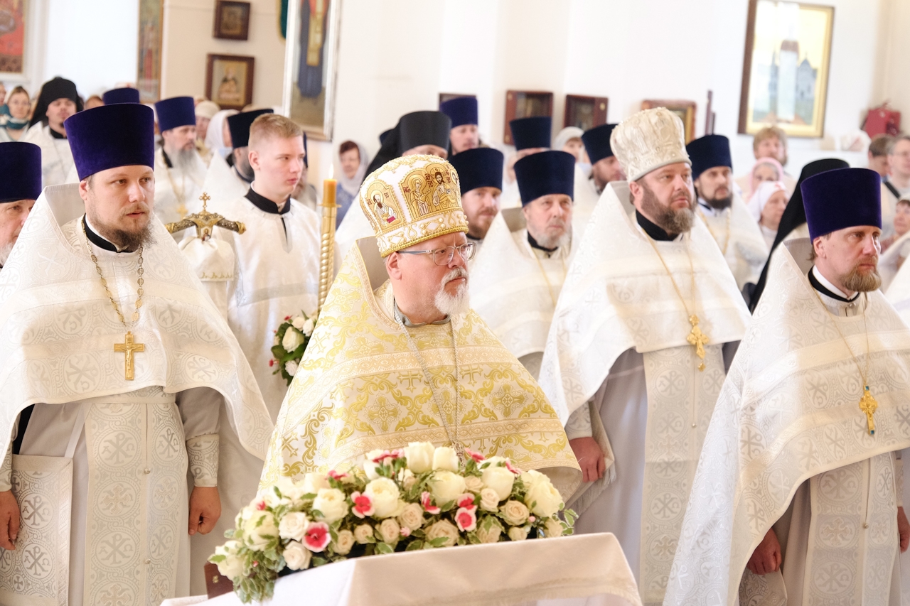 Литургия в Серафимовском кафедральном соборе. Святых отцов семи Вселенских Соборов