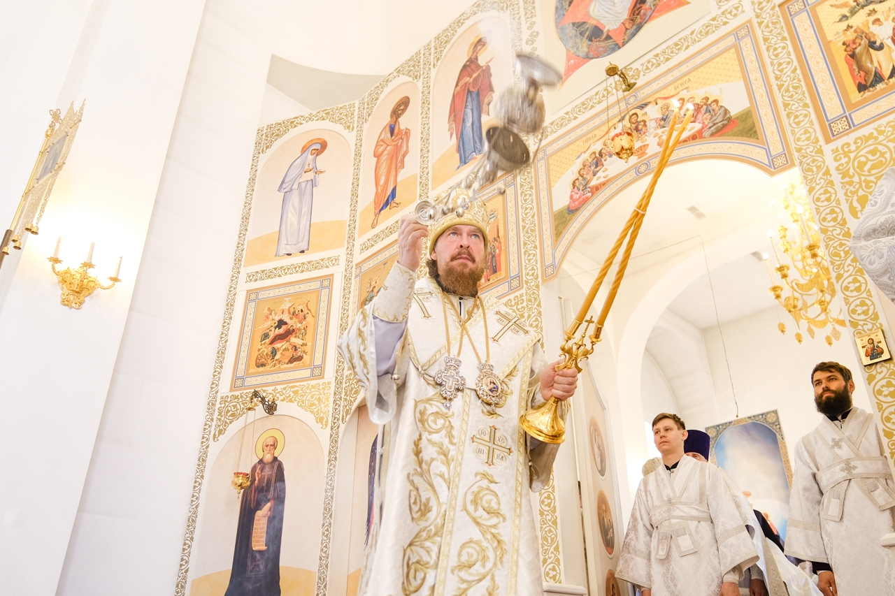 Литургия в Серафимовском кафедральном соборе. Святых отцов семи Вселенских Соборов