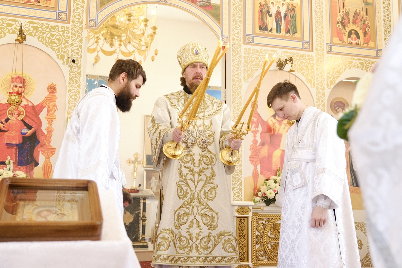 Литургия в Серафимовском кафедральном соборе. Святых отцов семи Вселенских Соборов