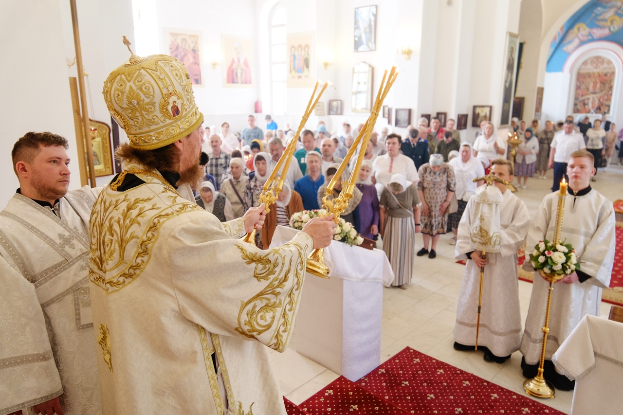 Литургия в Серафимовском кафедральном соборе. Святых отцов семи Вселенских Соборов