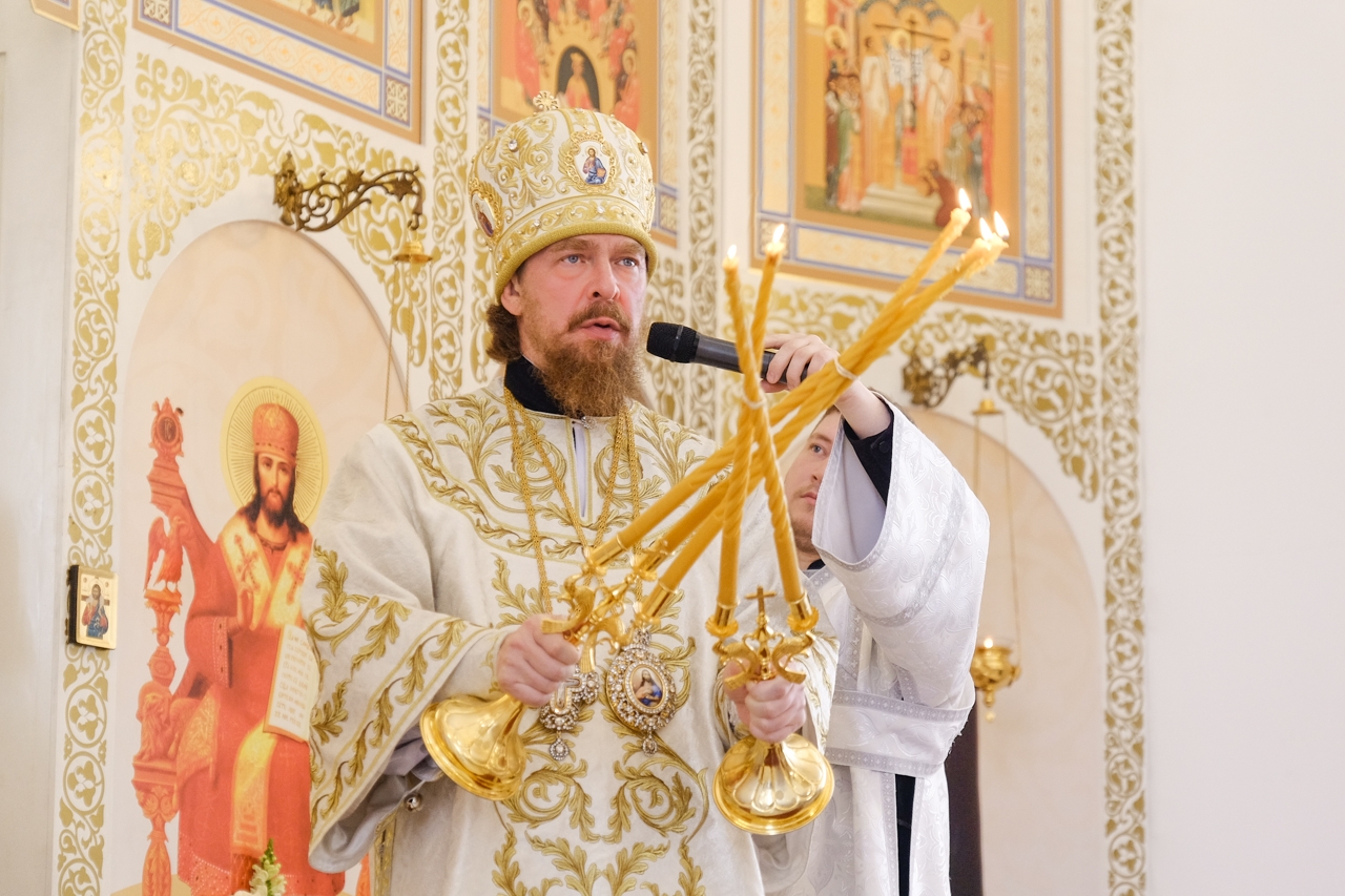 Литургия в Серафимовском кафедральном соборе. Святых отцов семи Вселенских Соборов