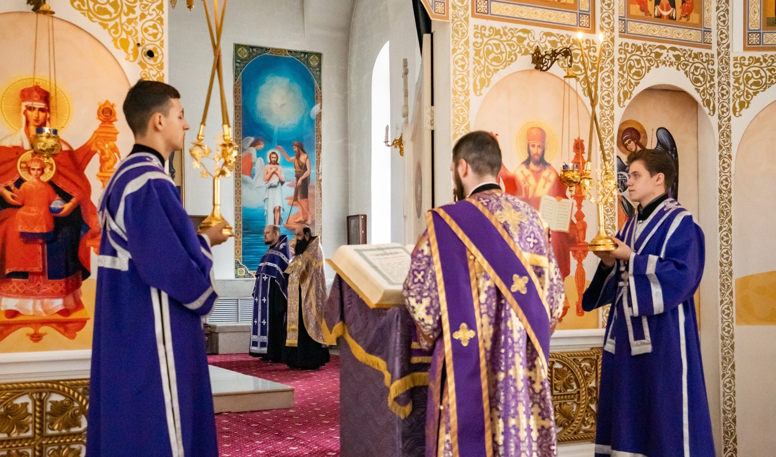 Вечерня с чином выноса Плащаницы в Серафимовском кафедральном соборе