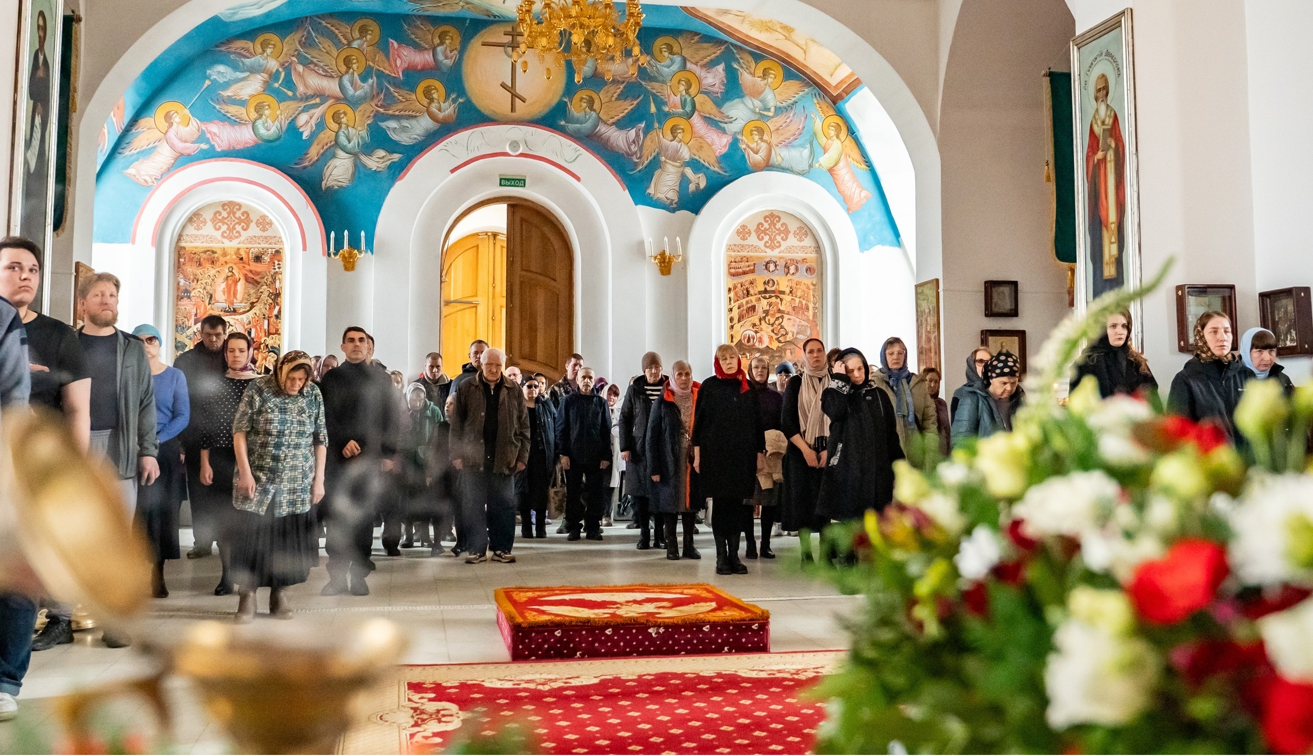 Вечерня с чином выноса Плащаницы в Серафимовском кафедральном соборе