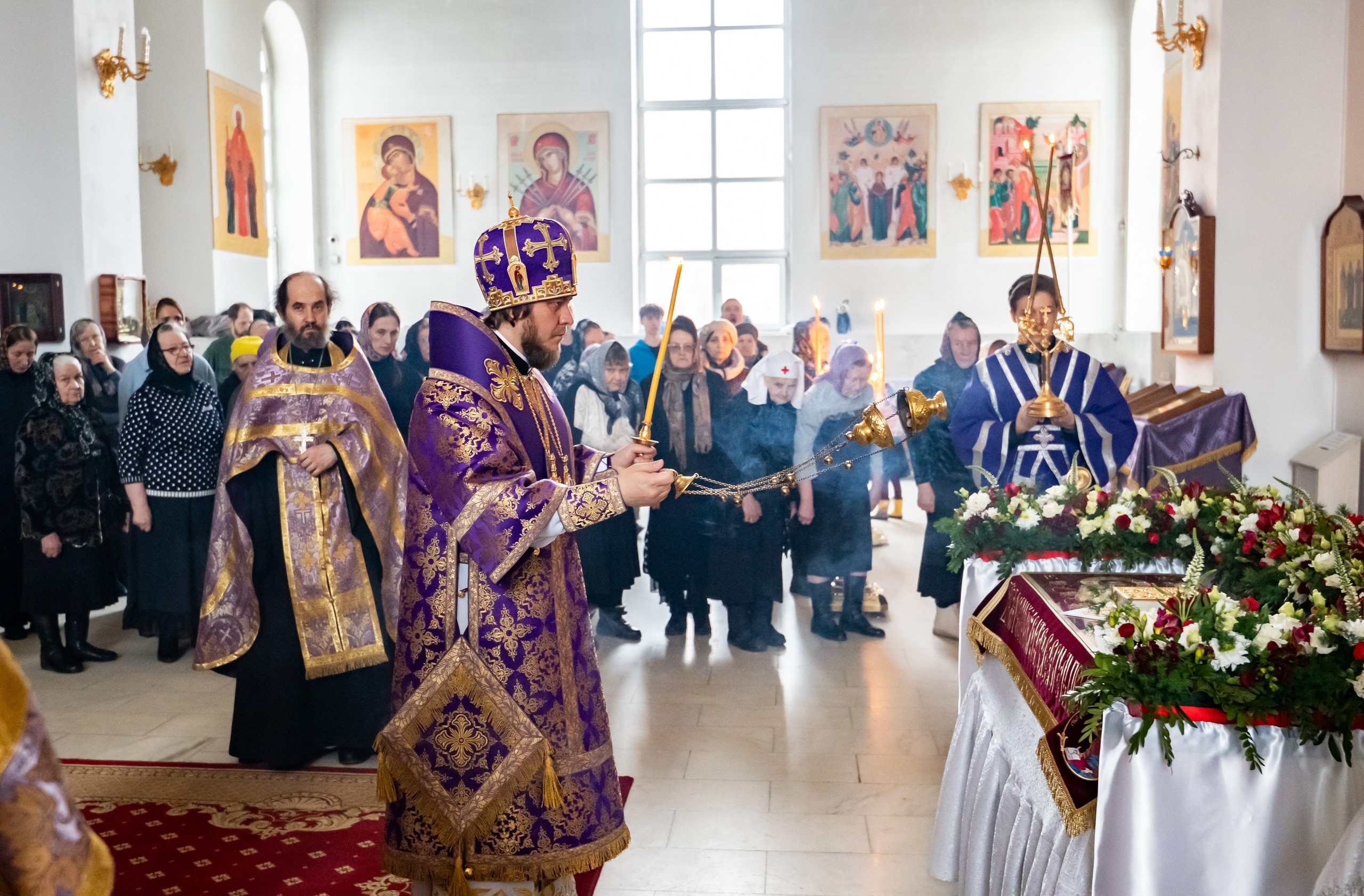 Вечерня с чином выноса Плащаницы в Серафимовском кафедральном соборе