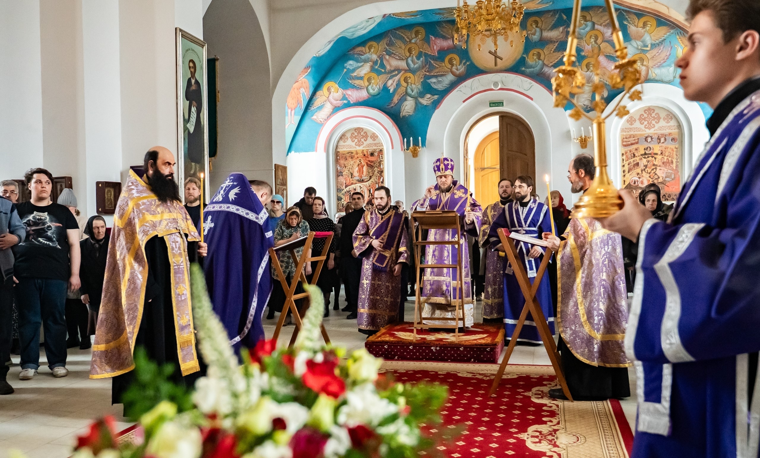 Вечерня с чином выноса Плащаницы в Серафимовском кафедральном соборе