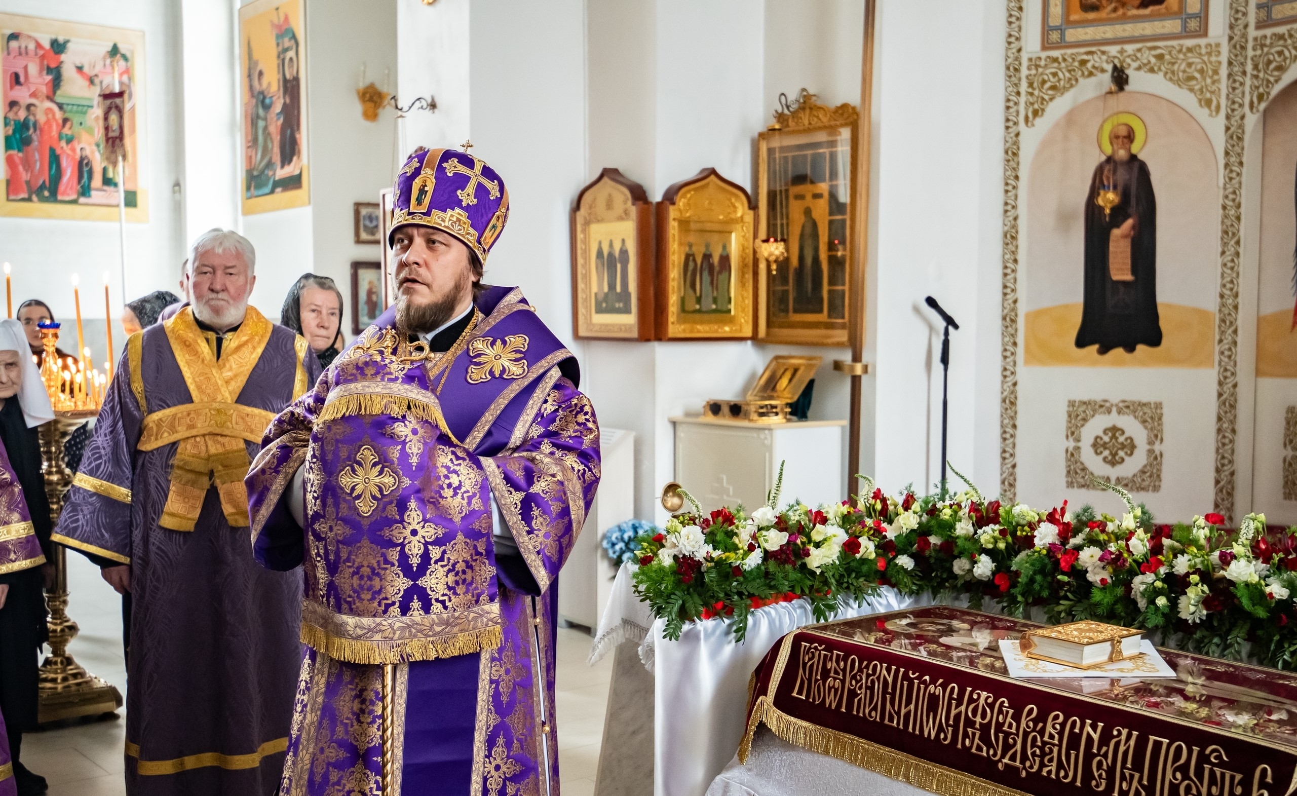 Вечерня с чином выноса Плащаницы в Серафимовском кафедральном соборе