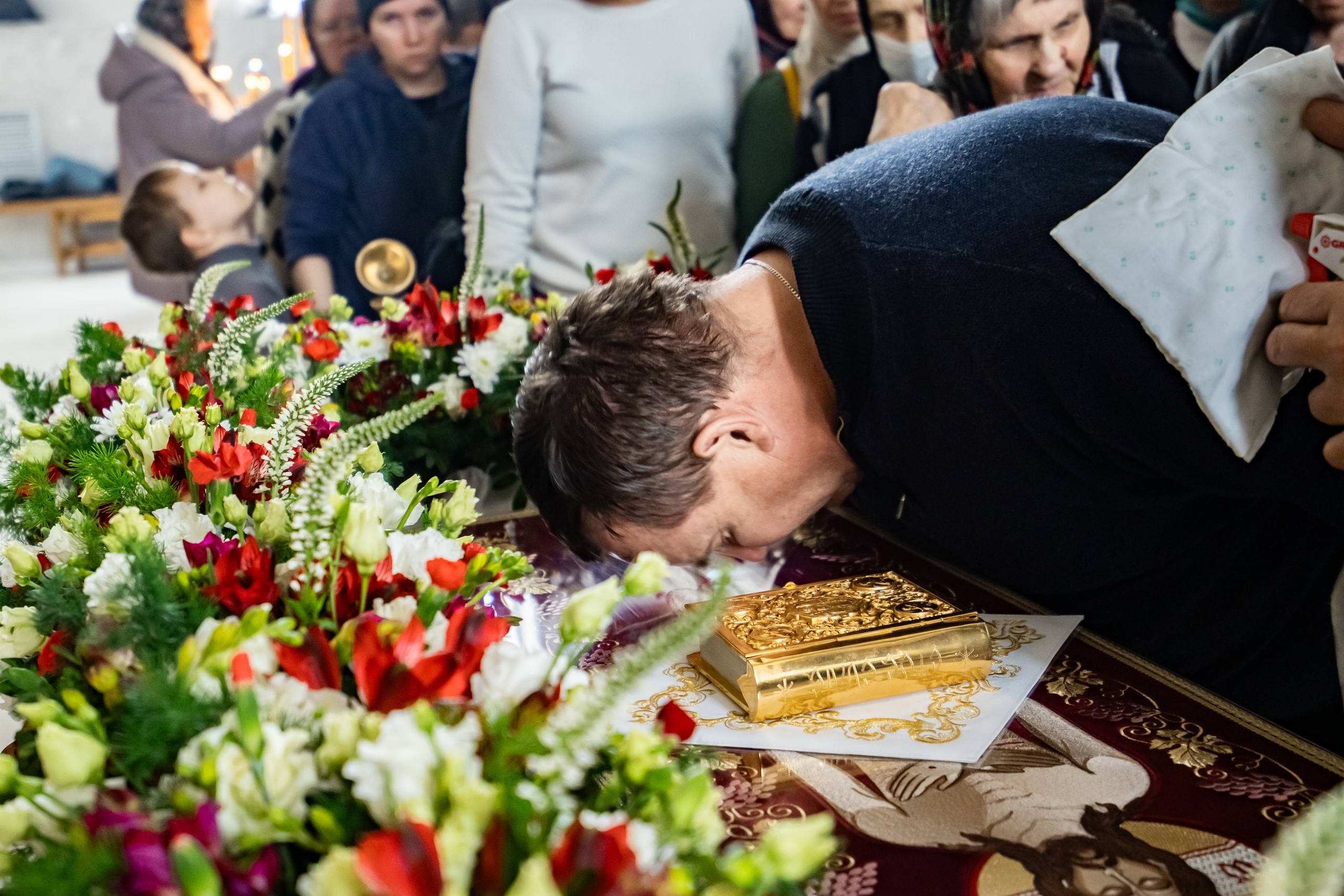 Вечерня с чином выноса Плащаницы в Серафимовском кафедральном соборе