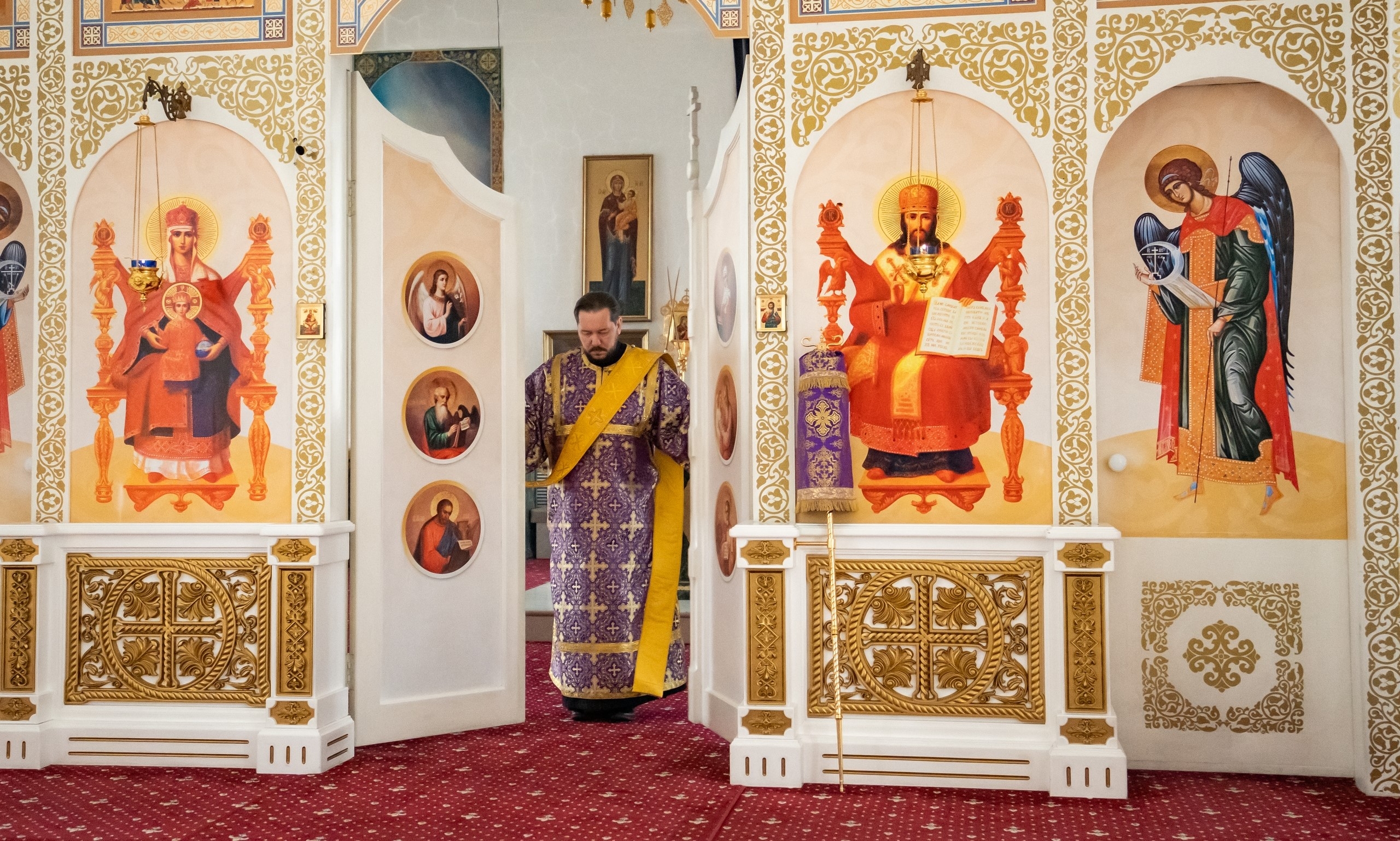 Вечерня с чином выноса Плащаницы в Серафимовском кафедральном соборе
