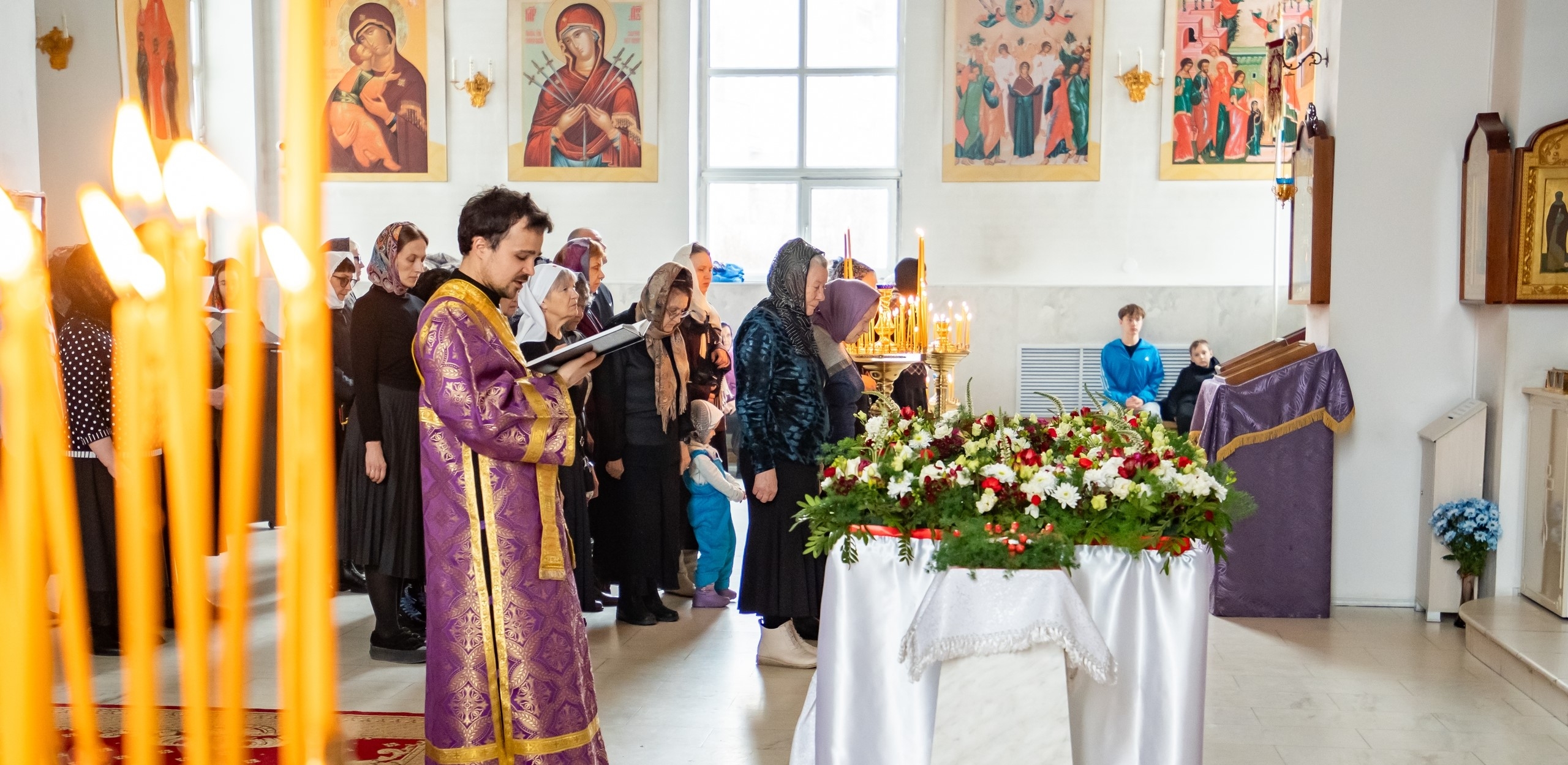 Вечерня с чином выноса Плащаницы в Серафимовском кафедральном соборе