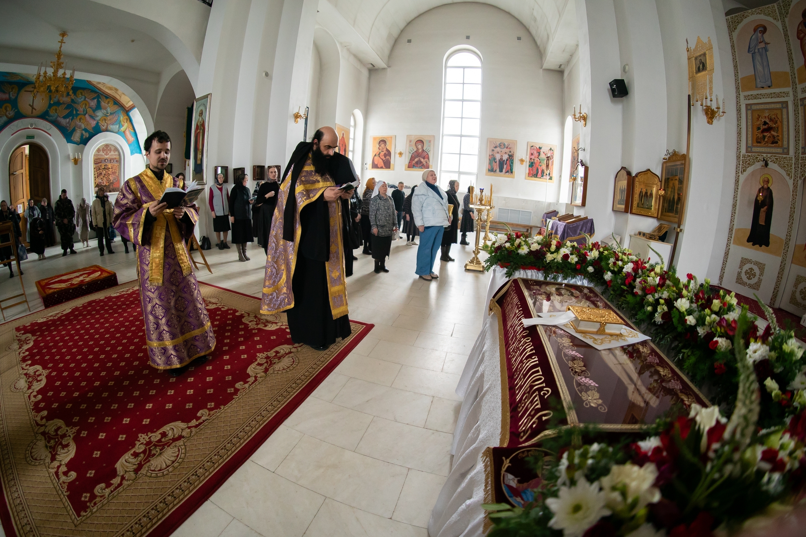 Утреня с чином погребения Плащаницы в Серафимовском кафедральном соборе