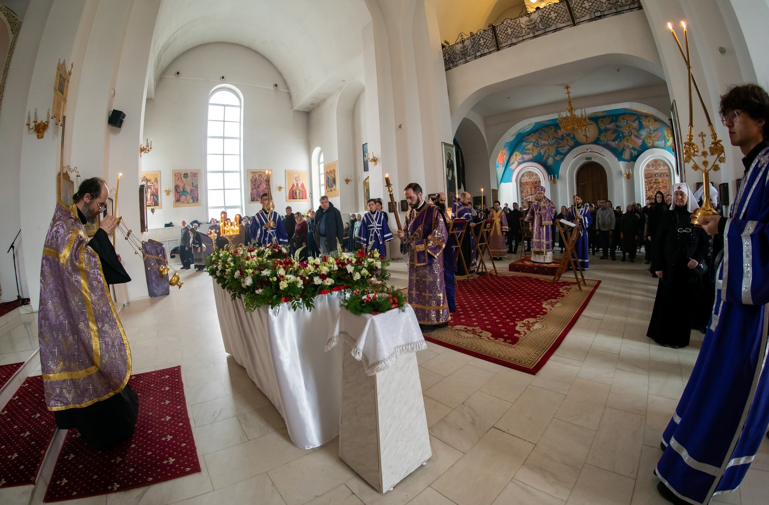 Утреня с чином погребения Плащаницы в Серафимовском кафедральном соборе