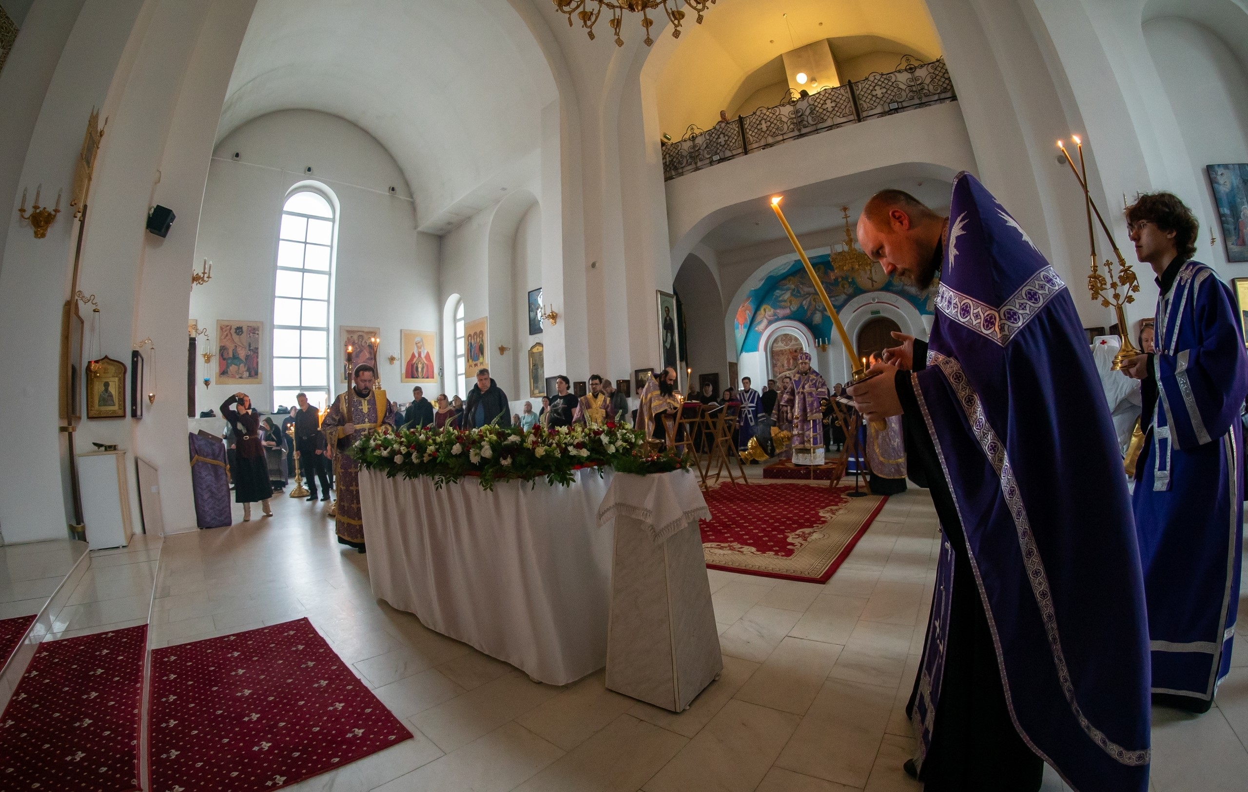 Утреня с чином погребения Плащаницы в Серафимовском кафедральном соборе