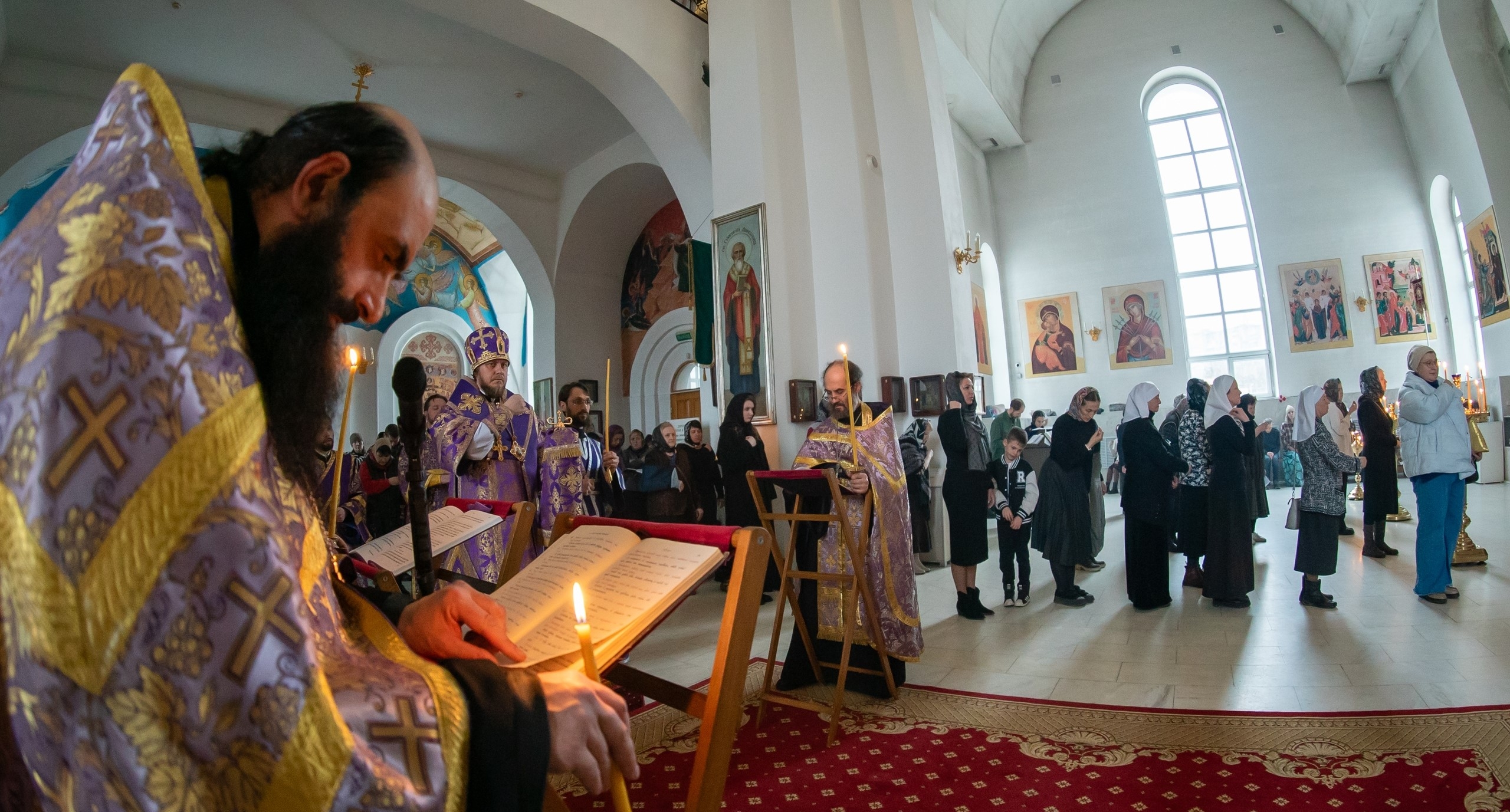 Утреня с чином погребения Плащаницы в Серафимовском кафедральном соборе