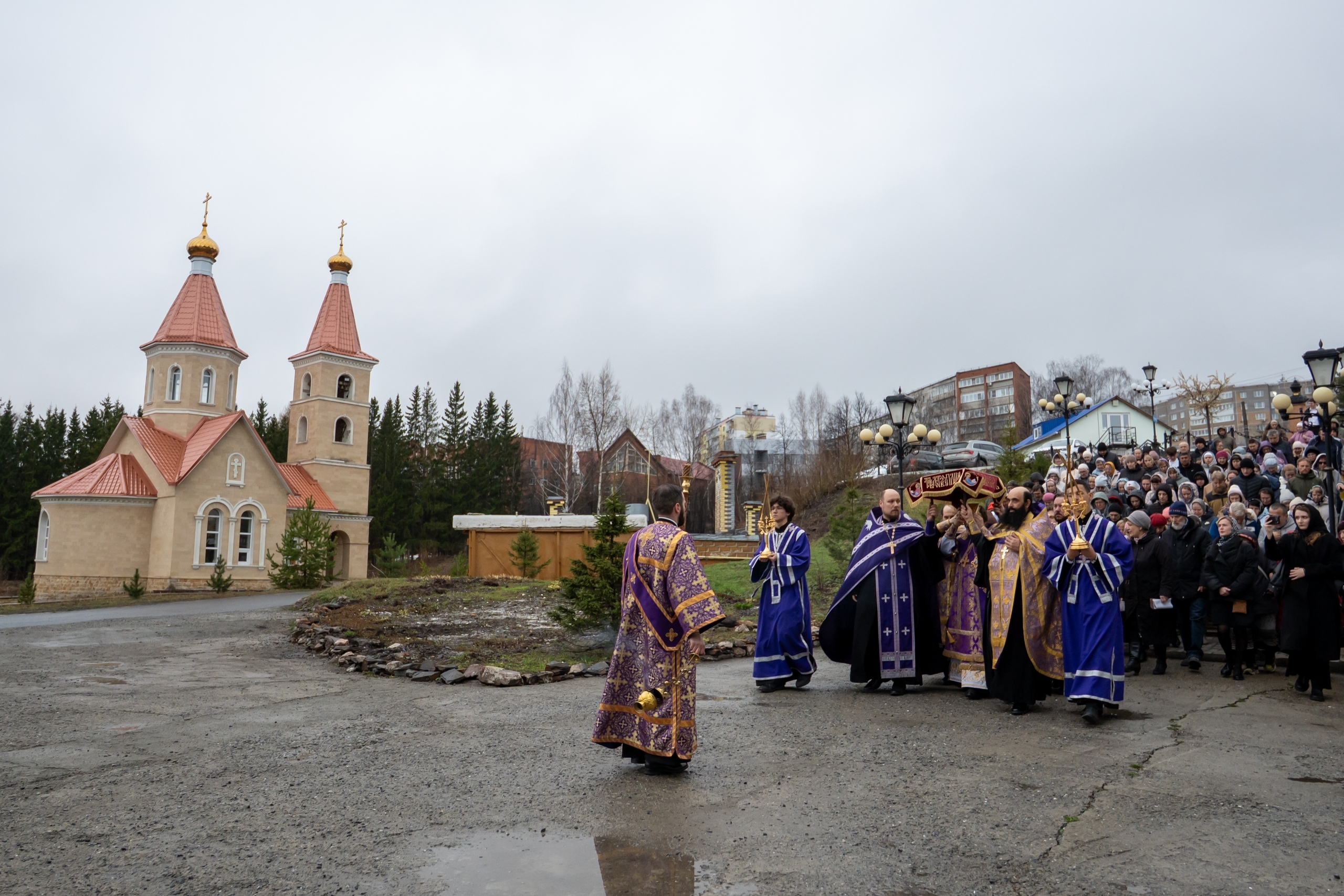 Утреня с чином погребения Плащаницы в Серафимовском кафедральном соборе