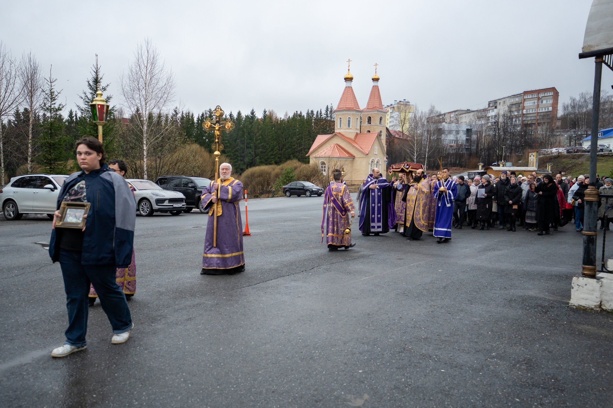 Утреня с чином погребения Плащаницы в Серафимовском кафедральном соборе