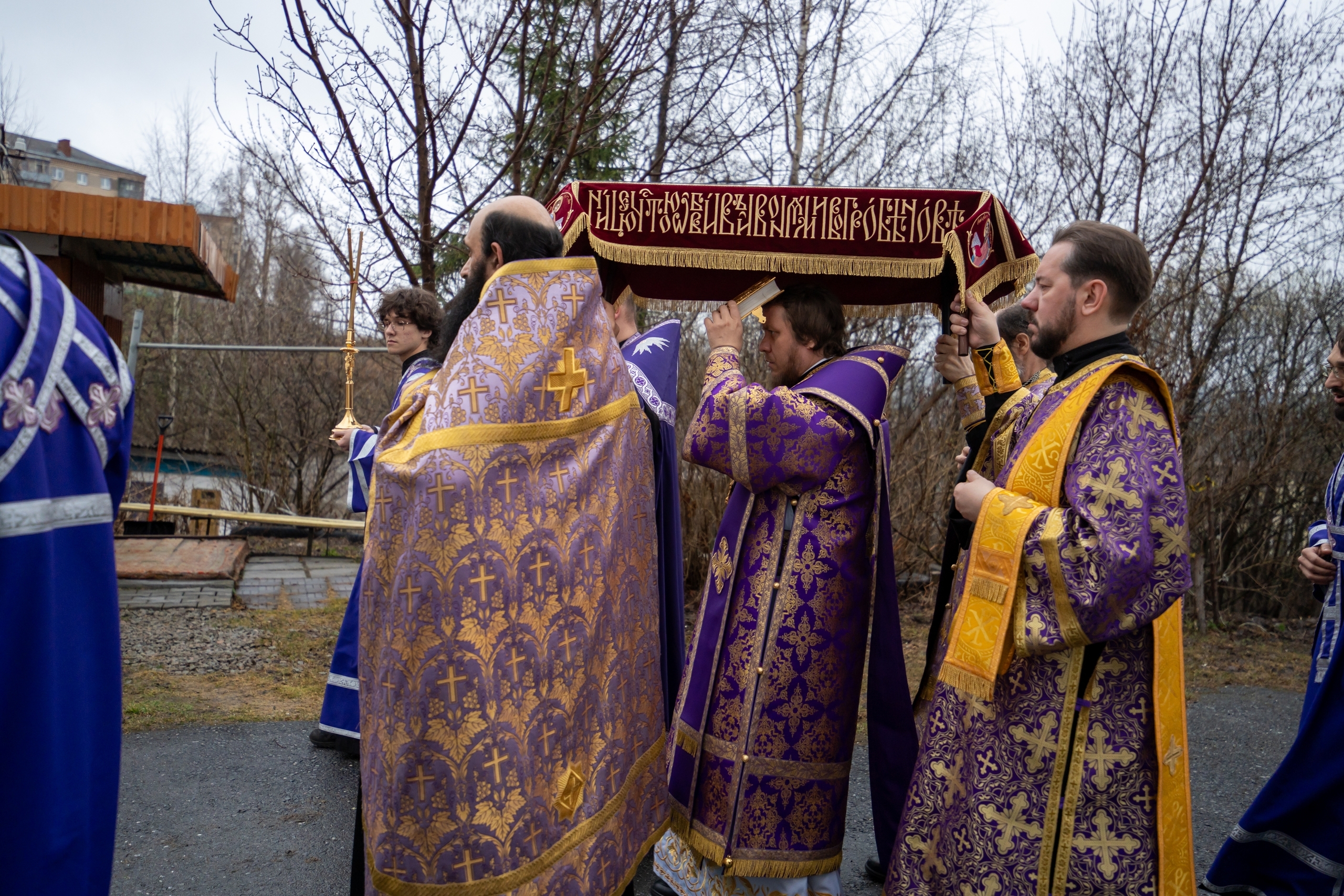 Утреня с чином погребения Плащаницы в Серафимовском кафедральном соборе