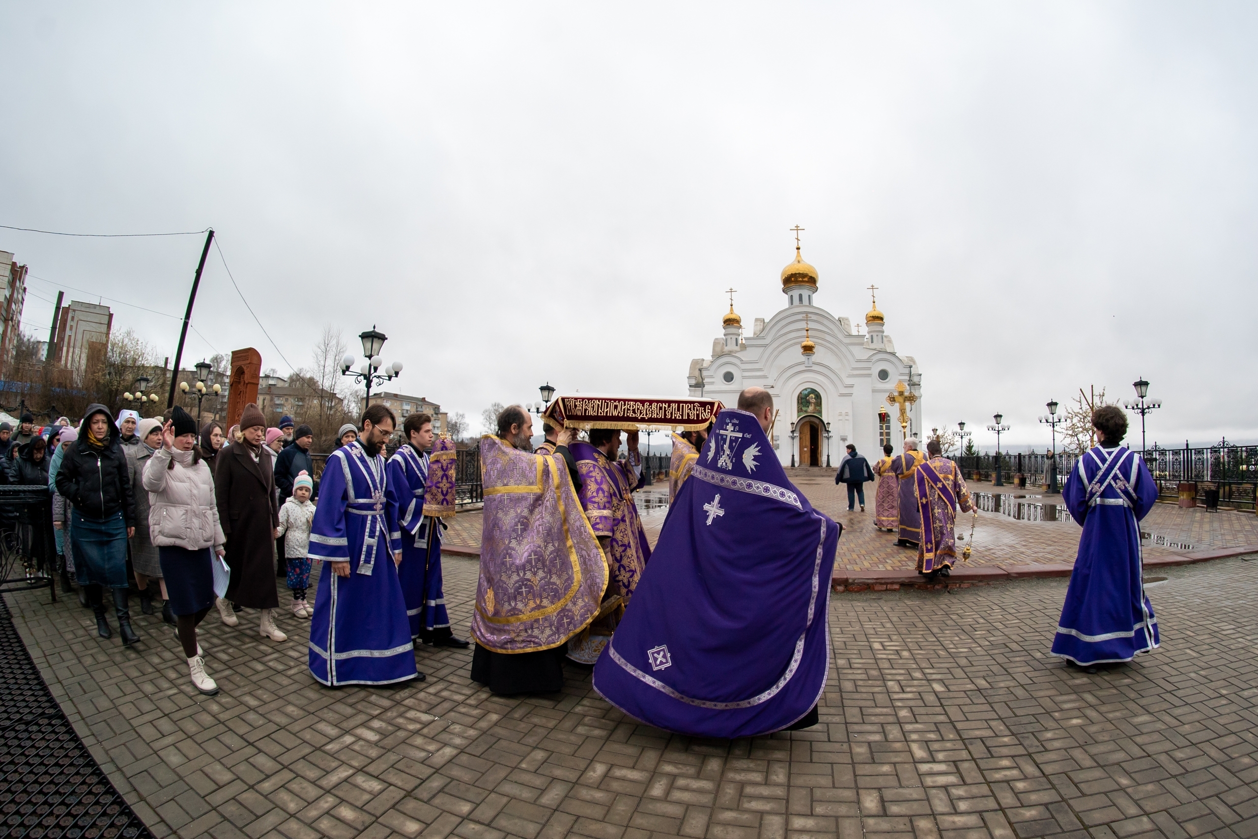 Утреня с чином погребения Плащаницы в Серафимовском кафедральном соборе