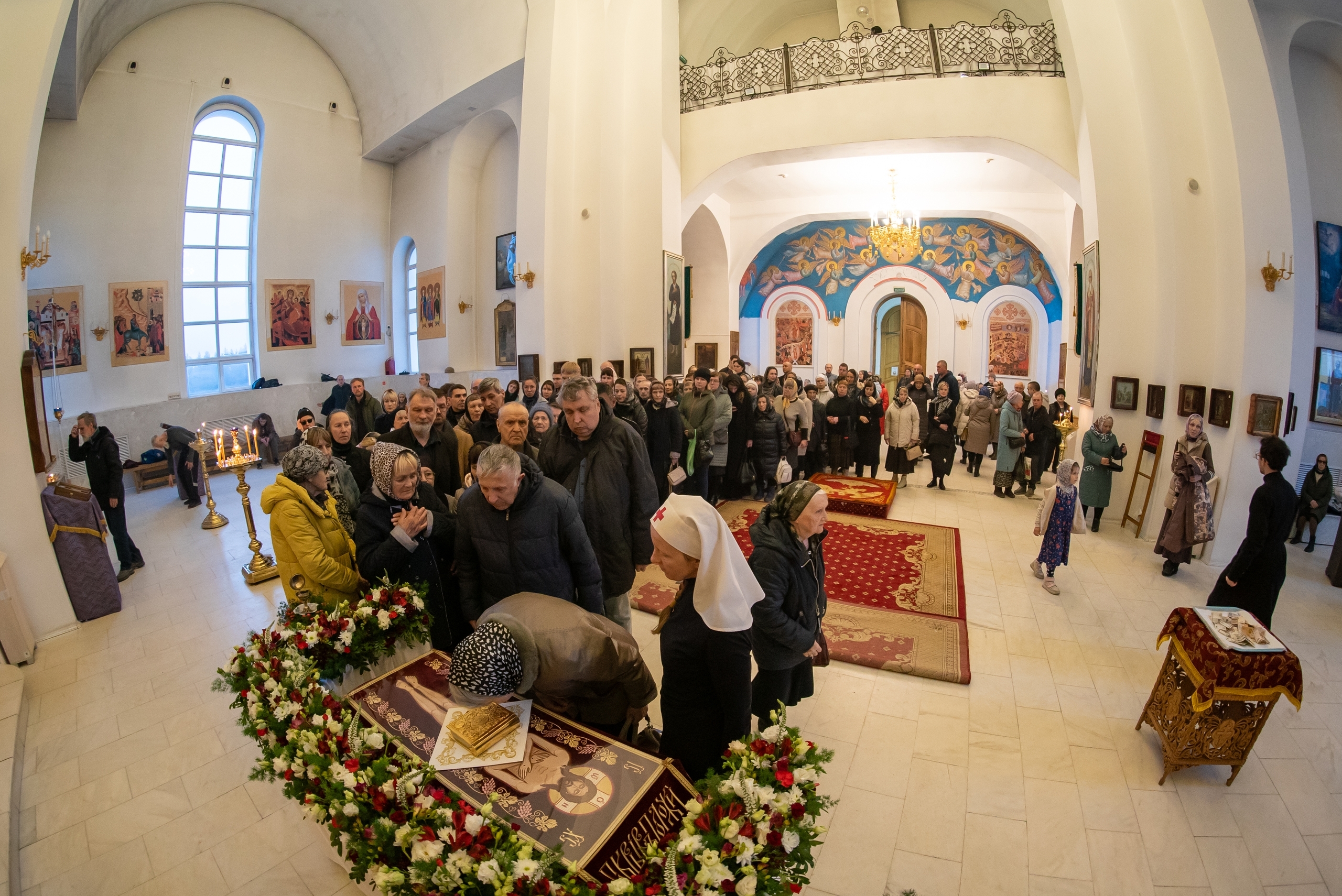 Утреня с чином погребения Плащаницы в Серафимовском кафедральном соборе
