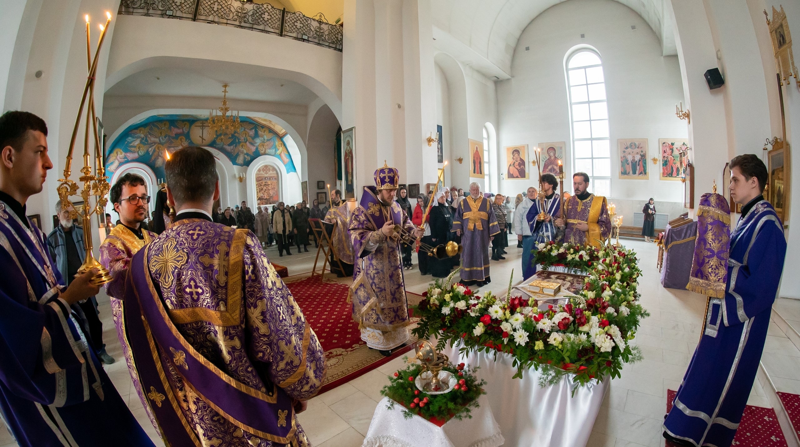 Утреня с чином погребения Плащаницы в Серафимовском кафедральном соборе