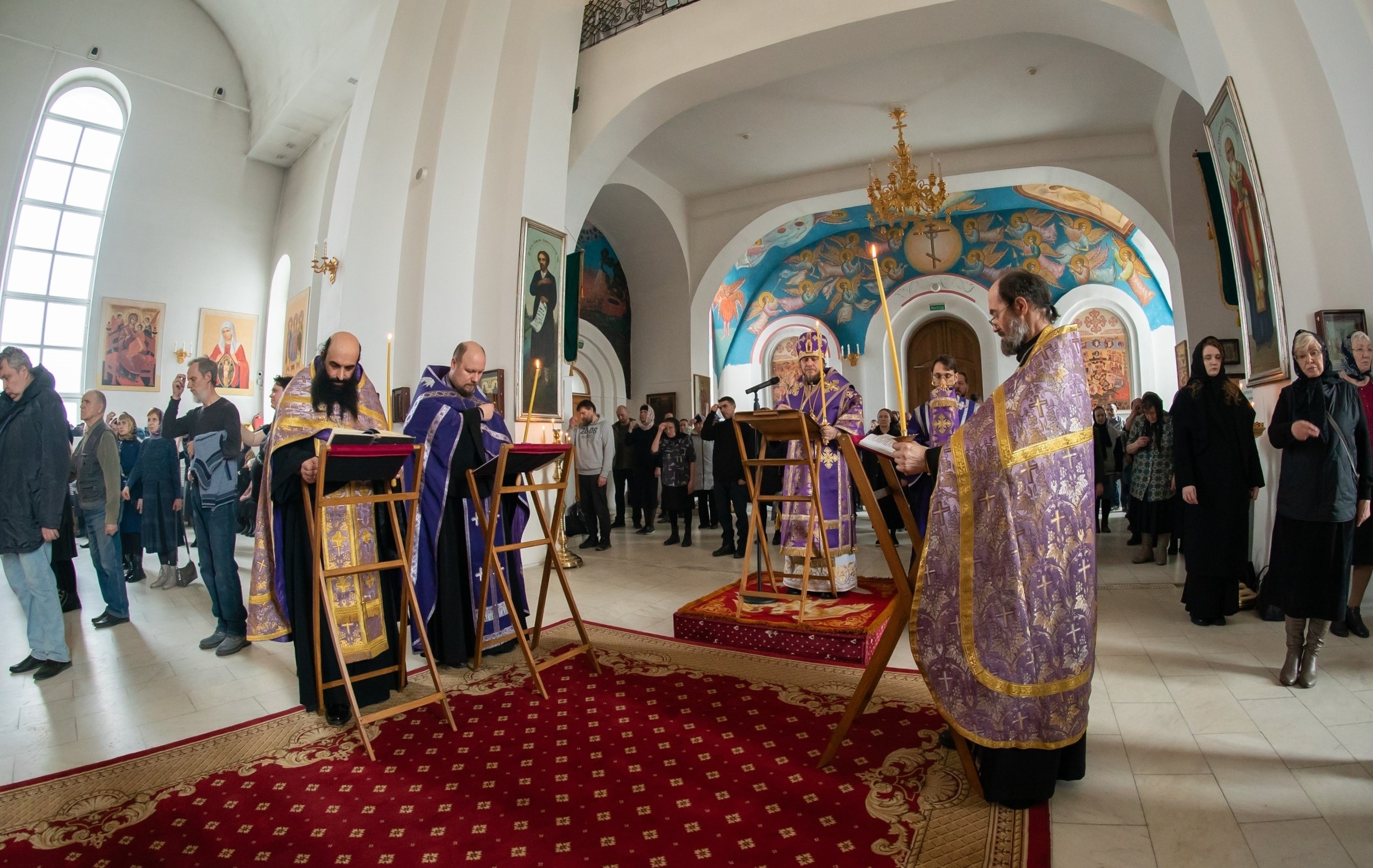 Утреня с чином погребения Плащаницы в Серафимовском кафедральном соборе