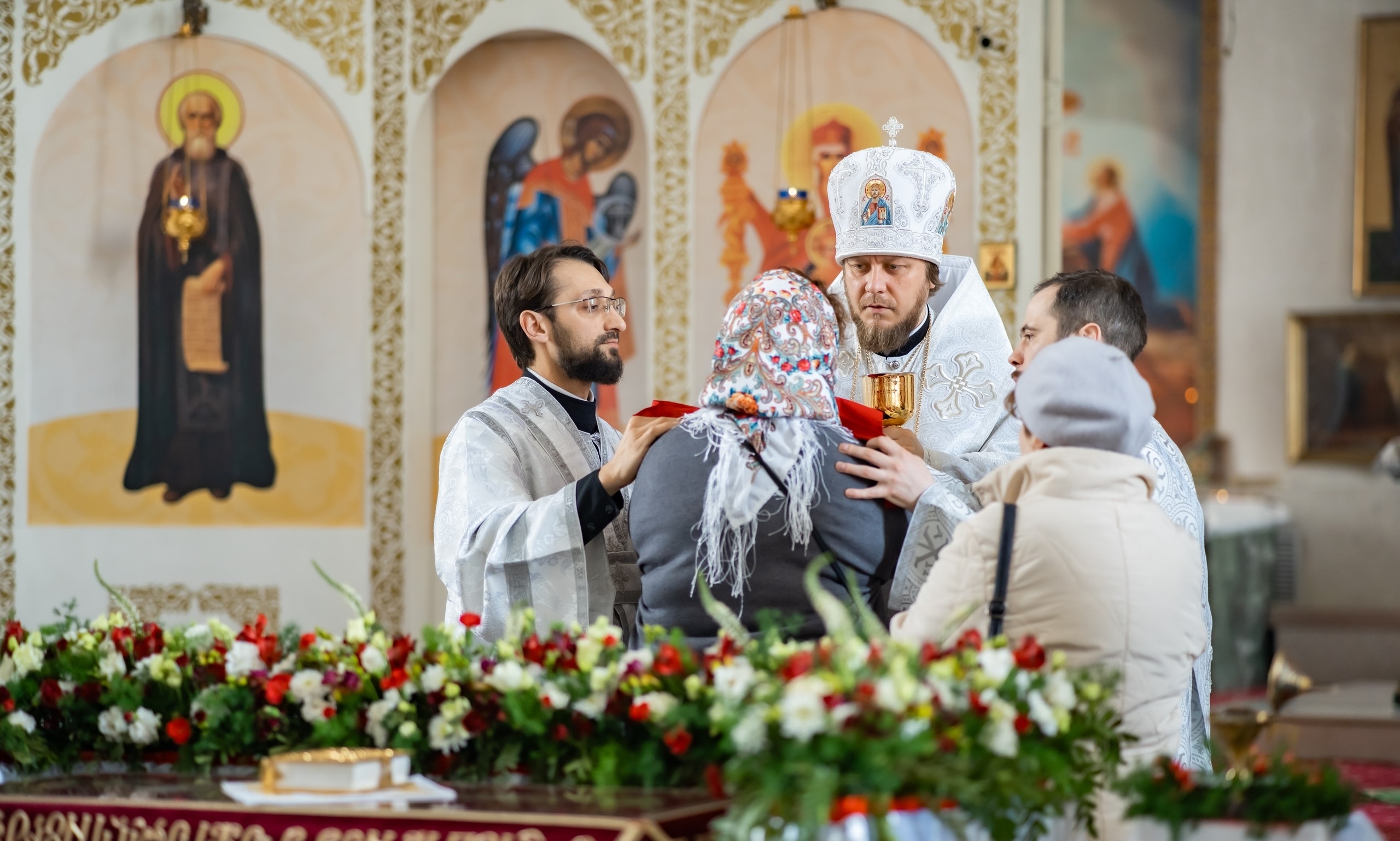 Божественная литургия в Великую Субботу в Серафимовском кафедральном соборе