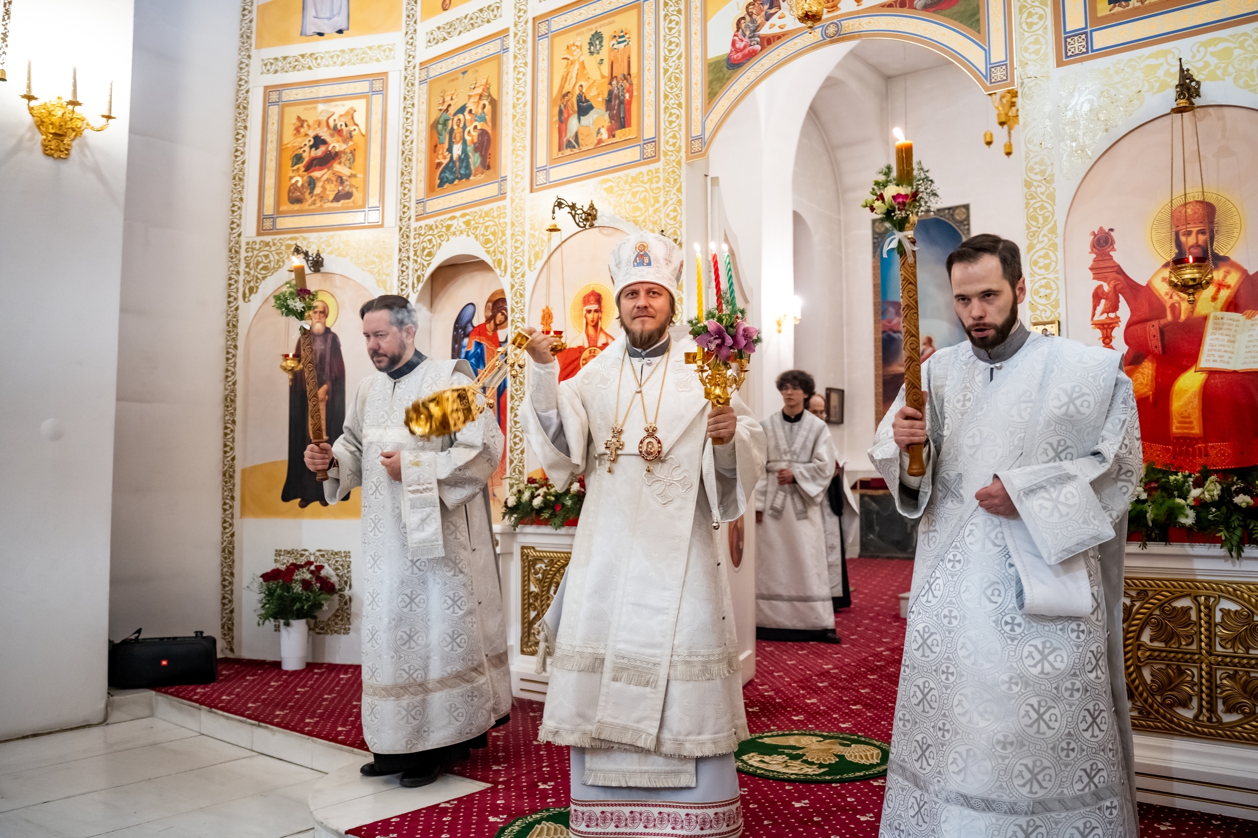 Пасхальное богослужение в Серафимовском кафедральном соборе