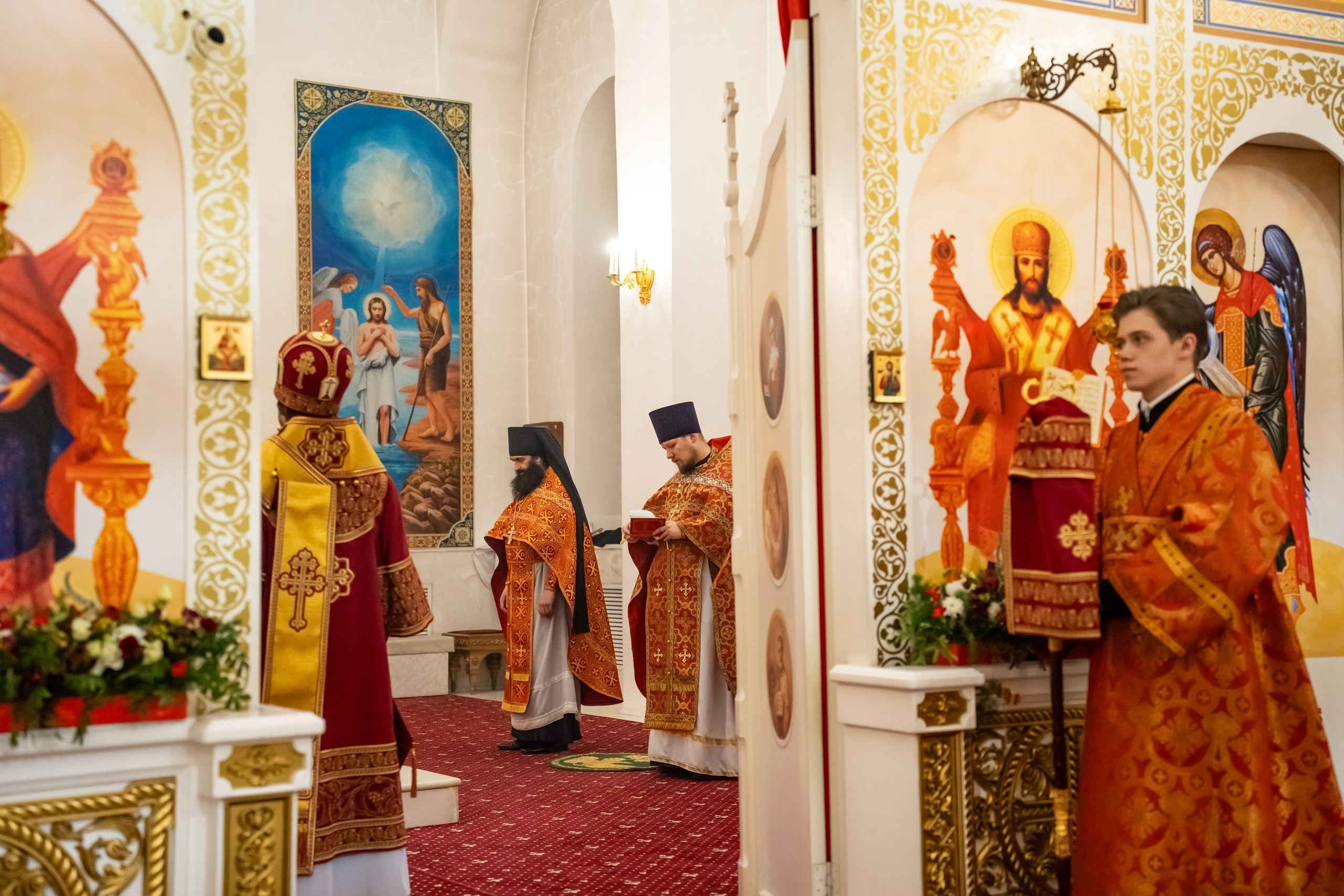 Пасхальное богослужение в Серафимовском кафедральном соборе