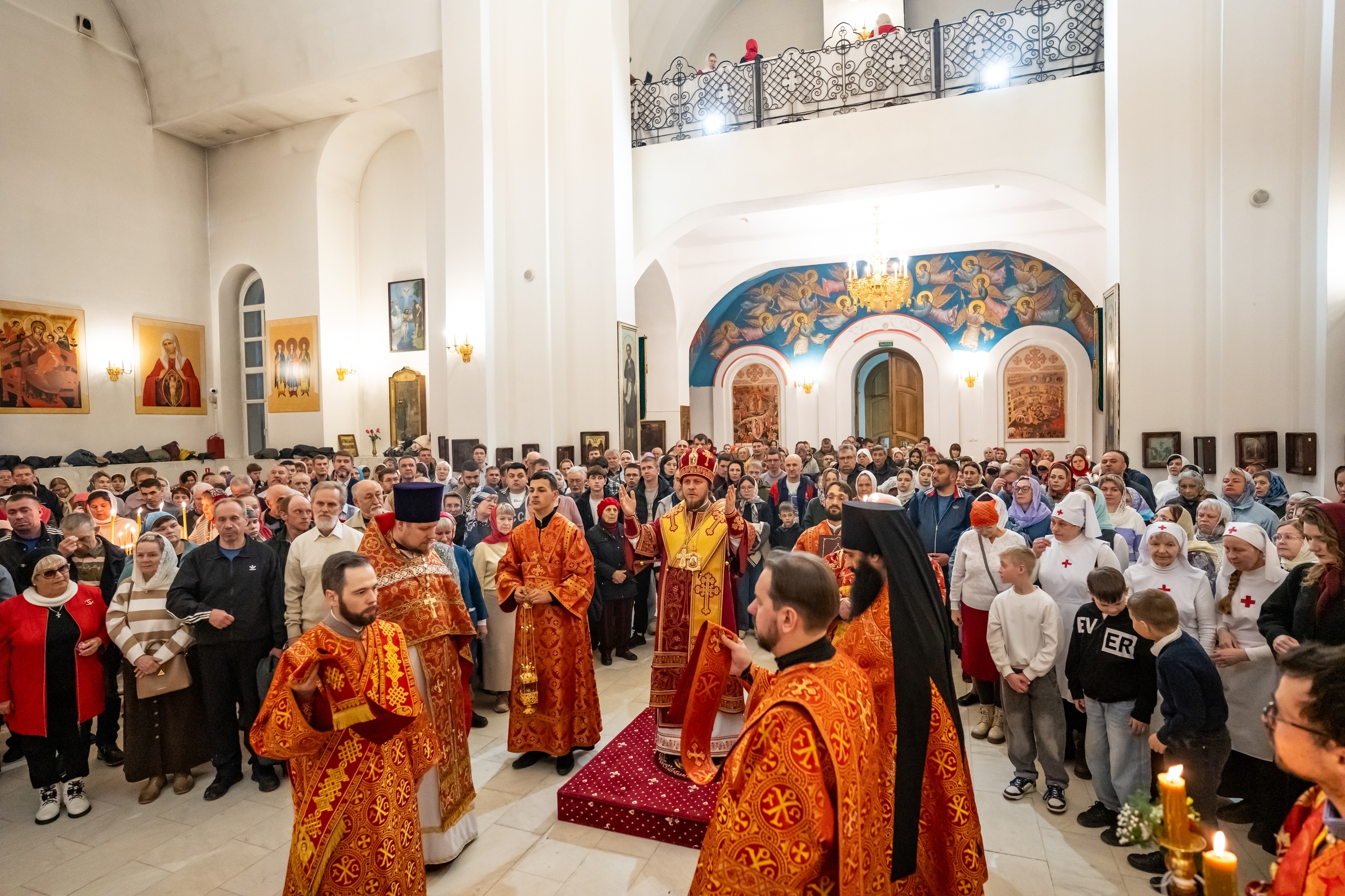 Пасхальное богослужение в Серафимовском кафедральном соборе