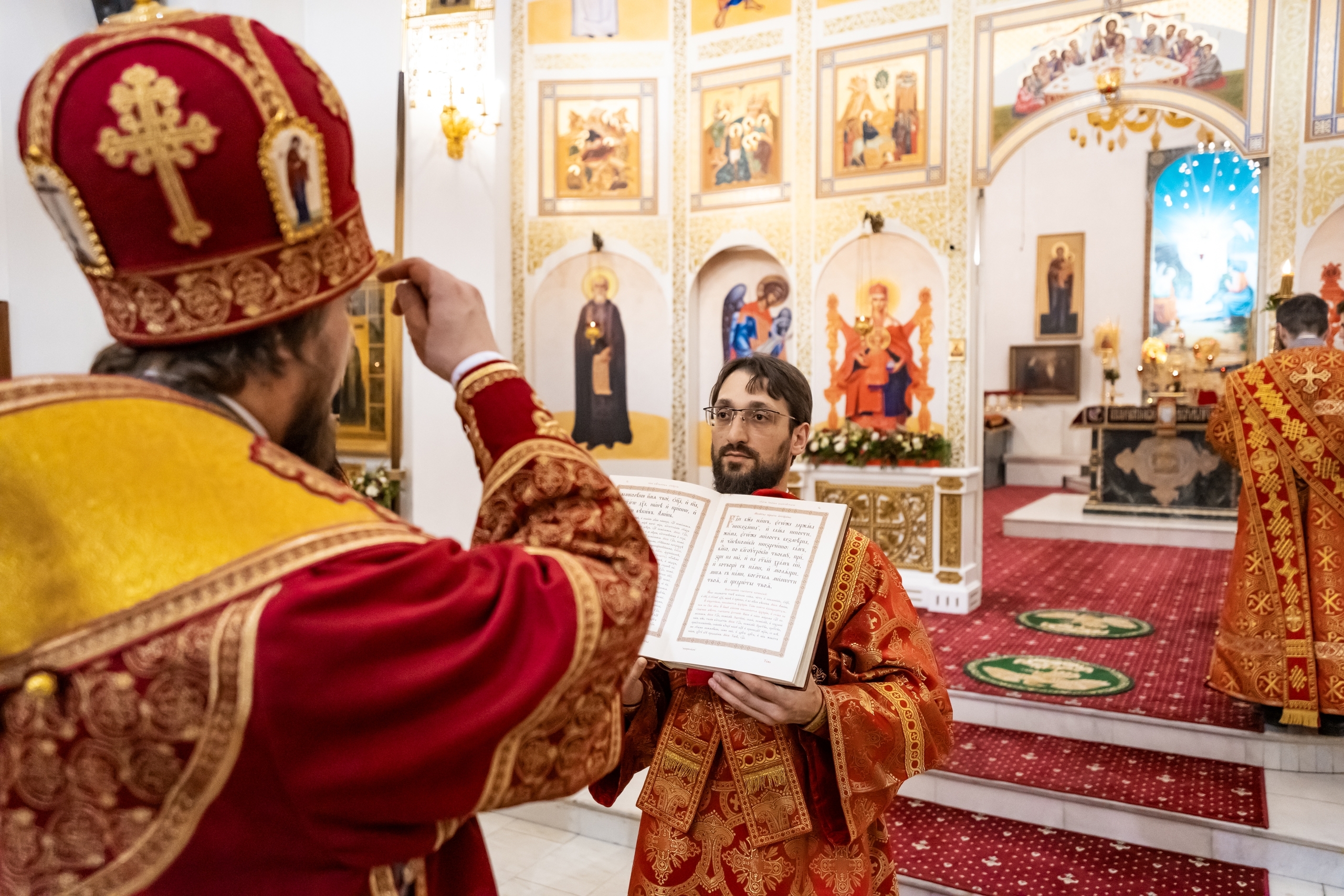 Пасхальное богослужение в Серафимовском кафедральном соборе