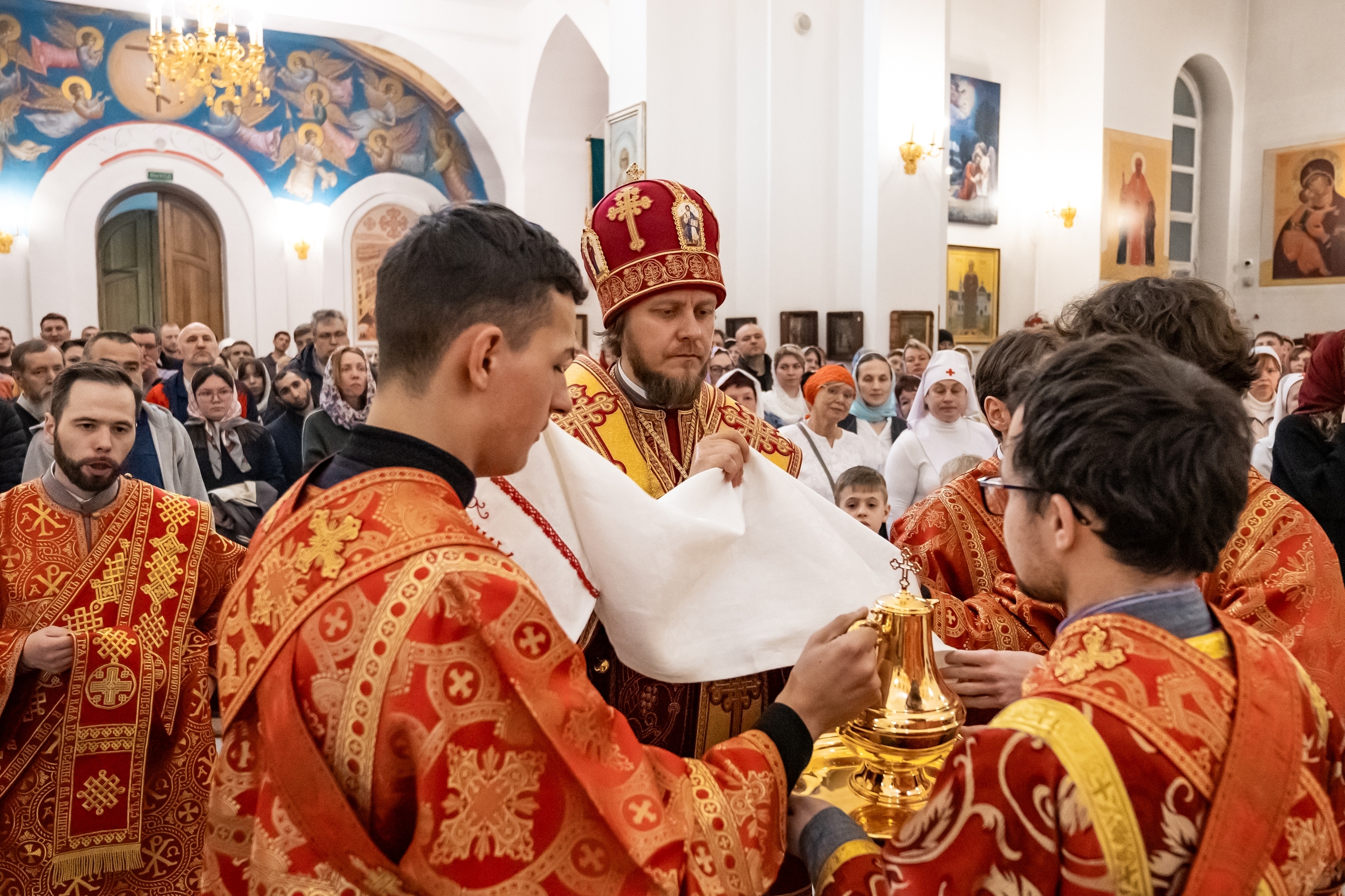 Пасхальное богослужение в Серафимовском кафедральном соборе