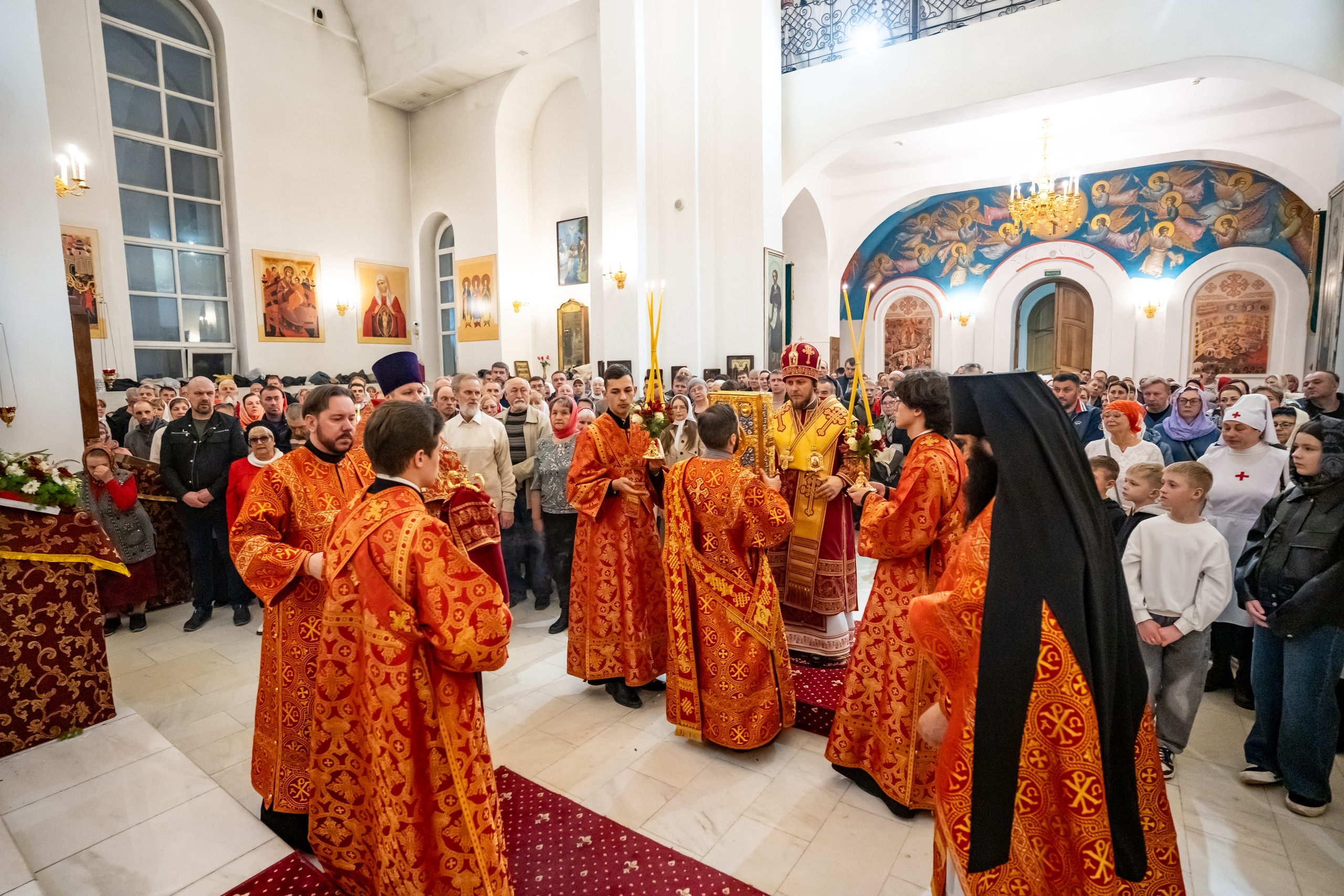 Пасхальное богослужение в Серафимовском кафедральном соборе